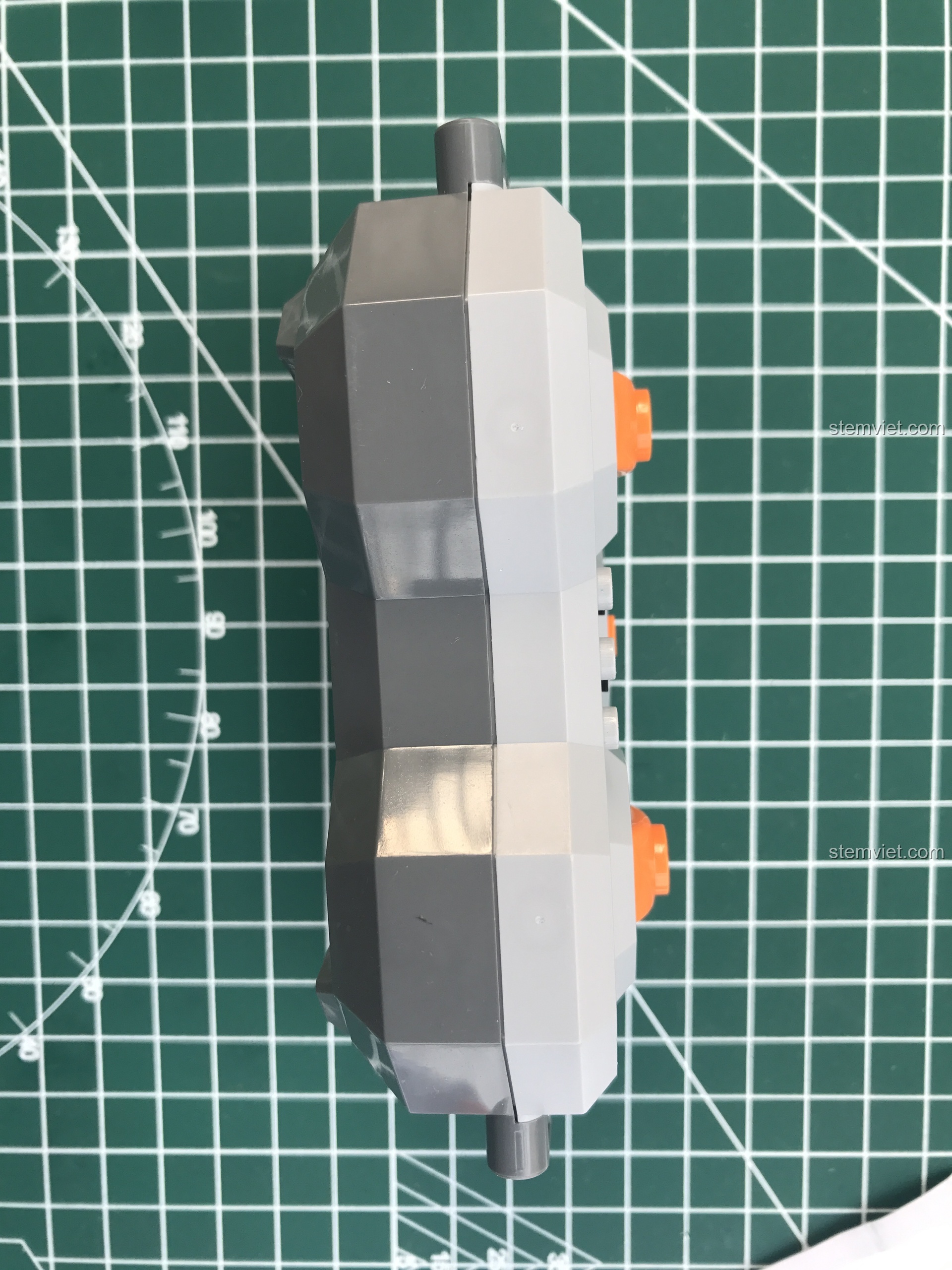 Góc nhìn tổng thể cạnh bên của bộ điều khiển Double Eagle, phụ kiện đồ chơi lắp ráp.