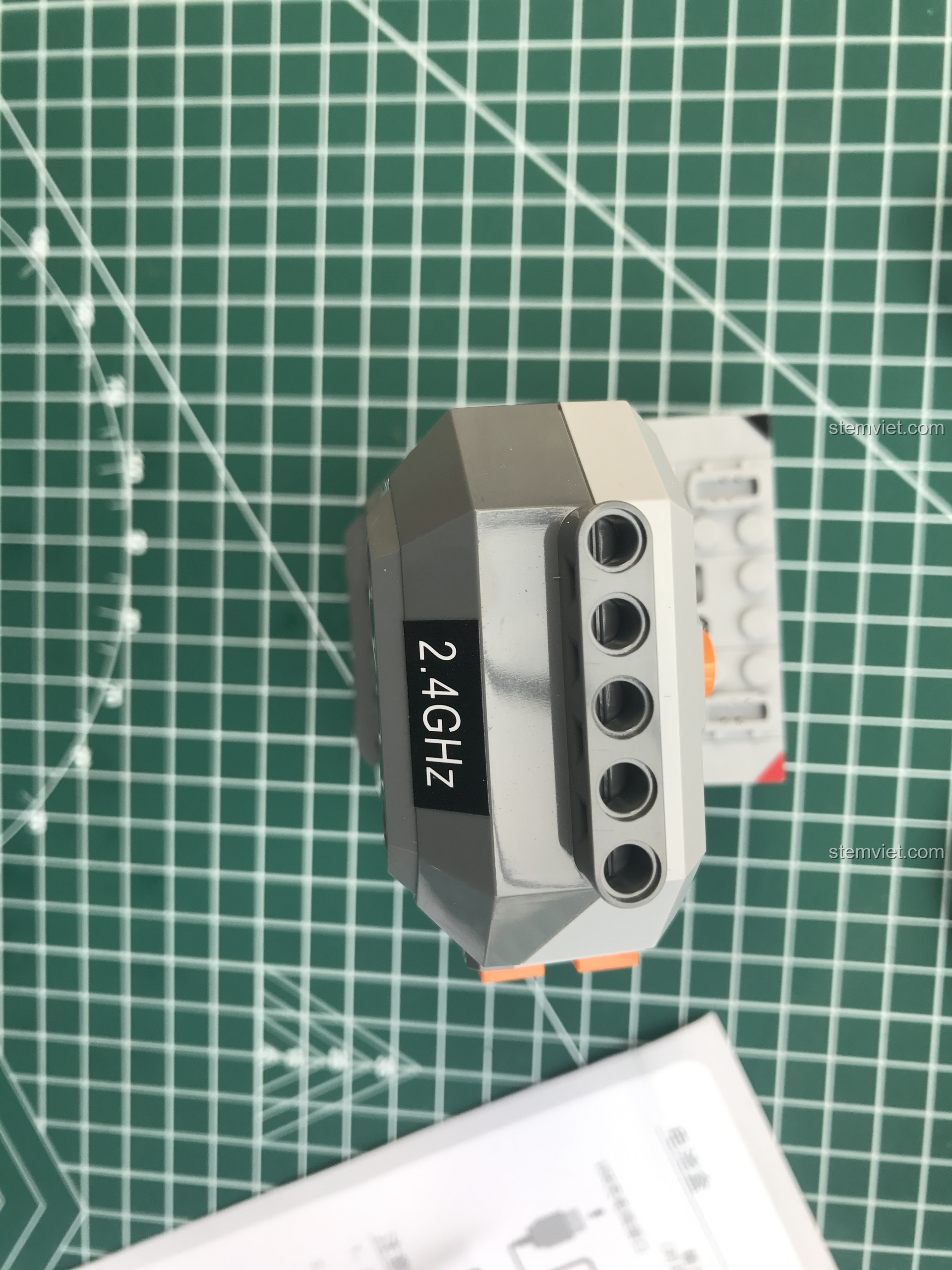 Phần đầu bộ điều khiển Double Eagle với các lỗ kết nối và logo 2.4GHz, phụ kiện điều khiển.