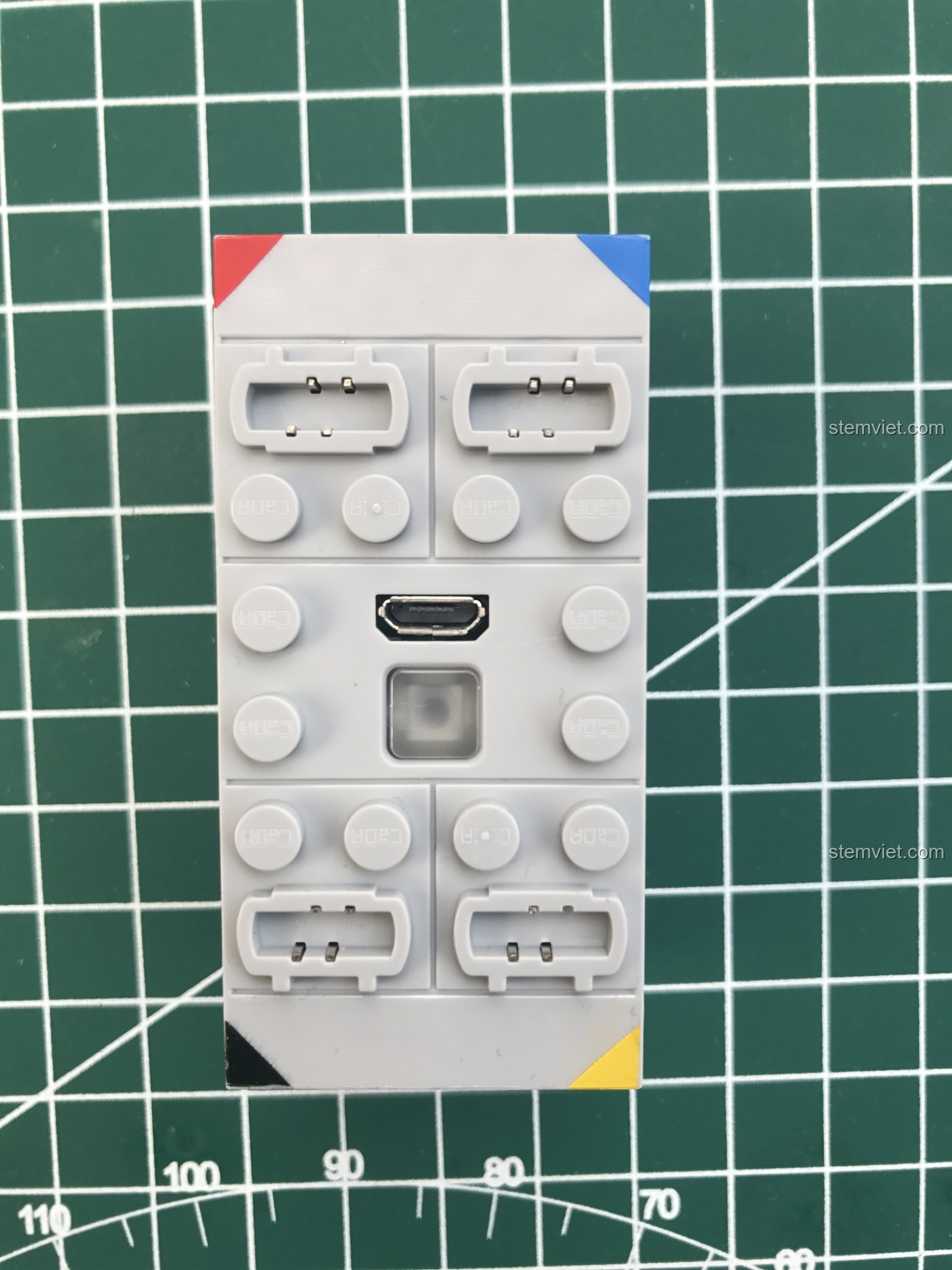 Góc nhìn khác của hộp pin Double Eagle, thể hiện rõ các chân kết nối và cổng sạc USB.