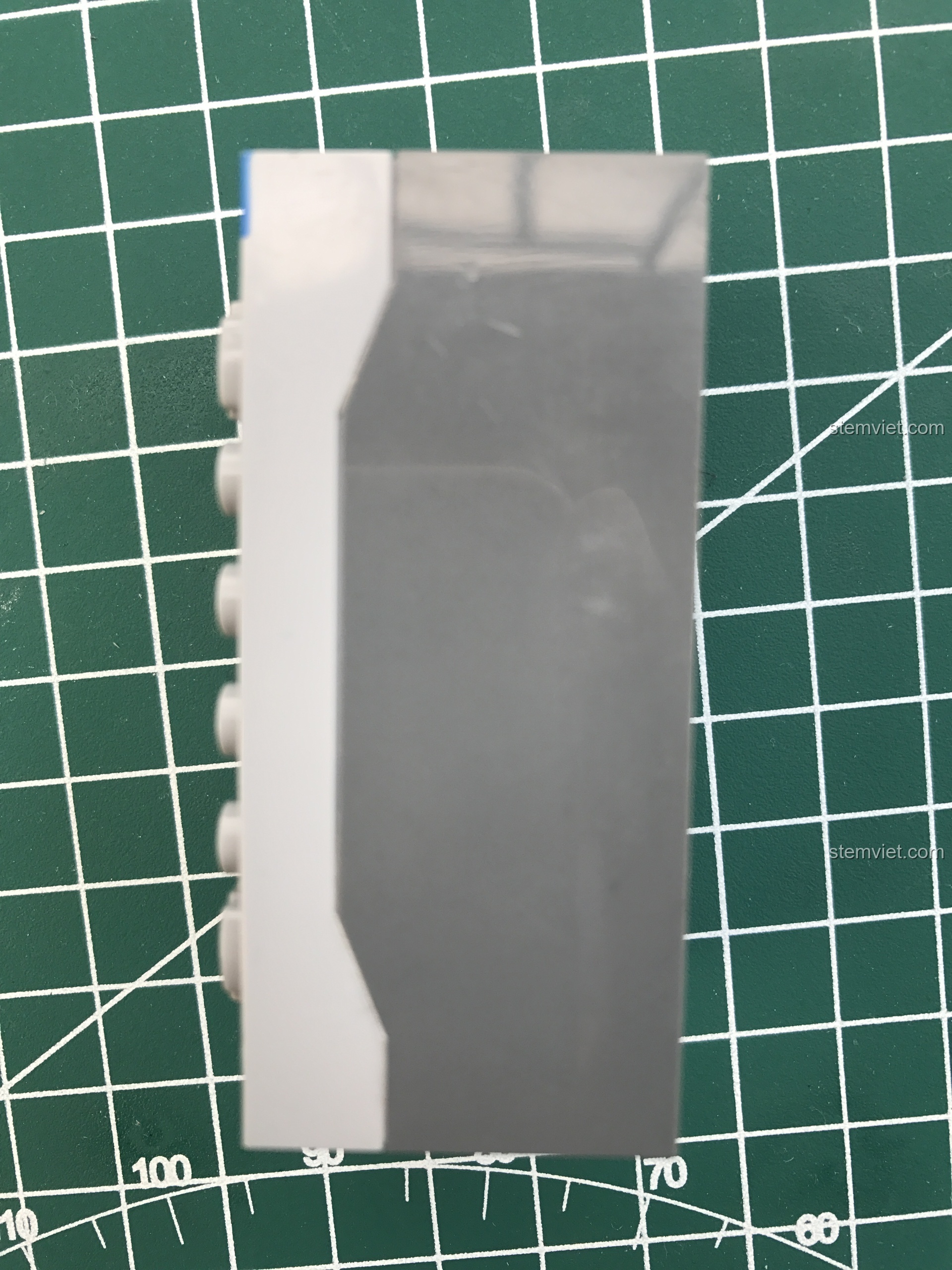 Cạnh bên của hộp pin Double Eagle, thiết kế đơn giản nhưng chắc chắn, pin sạc đồ chơi lắp ráp.