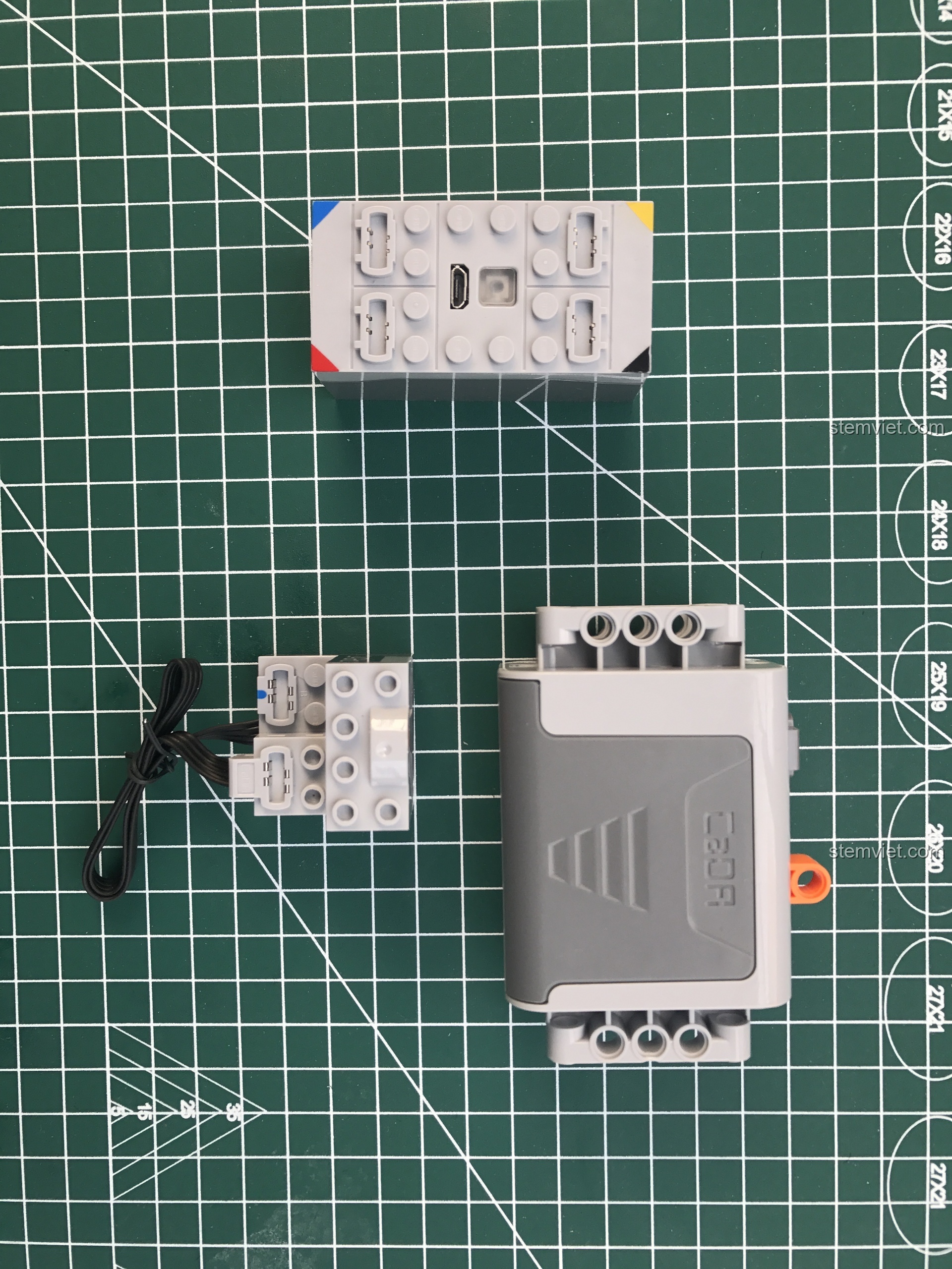 So sánh pin và bộ thu Double Eagle mới với phiên bản cũ, đánh giá phụ kiện điều khiển đồ chơi.