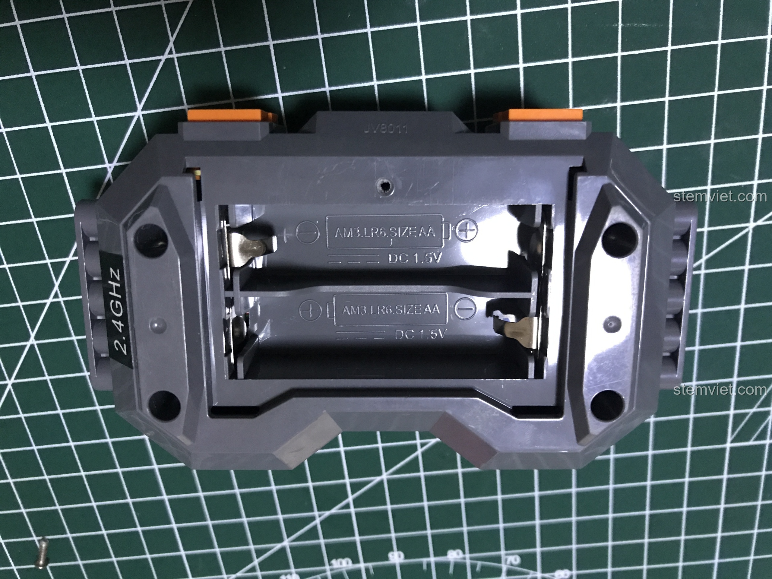 Mặt sau bộ điều khiển Double Eagle cũ, nơi đặt pin AA, so sánh với phiên bản mới.