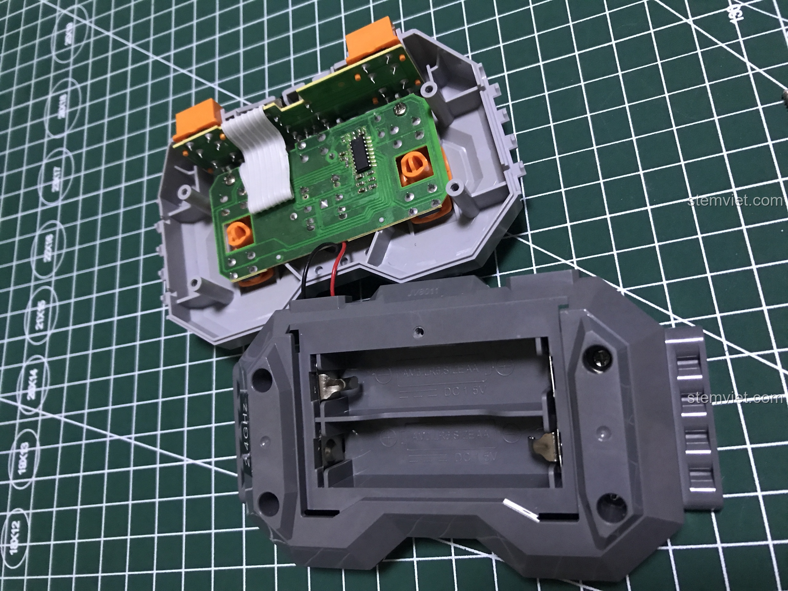 Tháo rời bộ điều khiển Double Eagle, khám phá bo mạch và linh kiện bên trong.