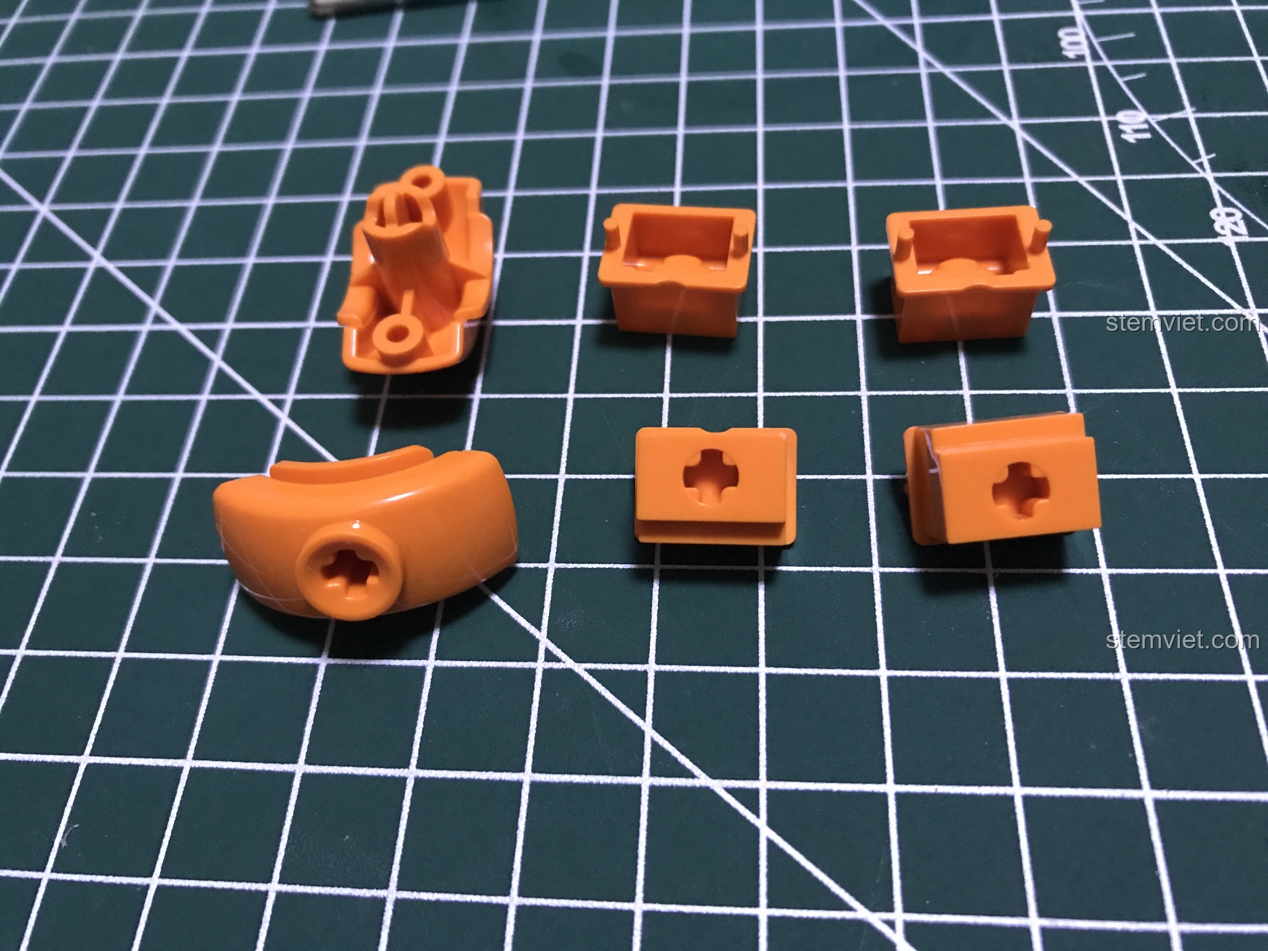 Các nút bấm màu cam của bộ điều khiển Double Eagle được tháo rời, đánh giá chất liệu.