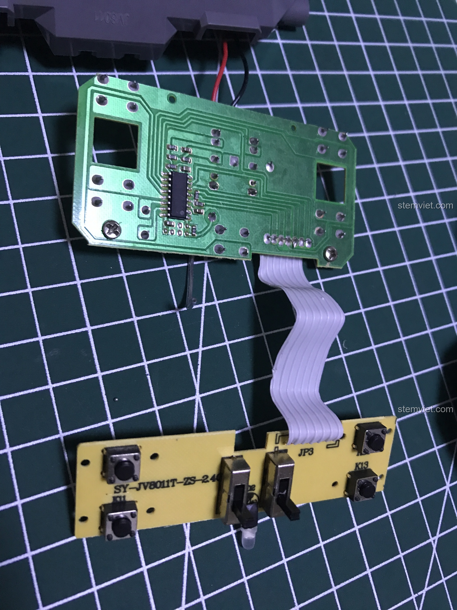 Bo mạch chính của bộ điều khiển Double Eagle, kết nối với bo mạch phụ qua cáp dẹt.