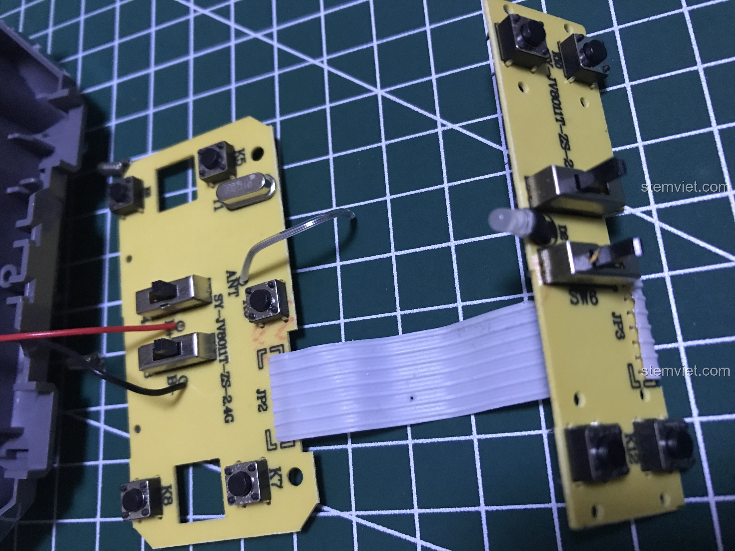 Bo mạch phụ của bộ điều khiển Double Eagle với các nút bấm và linh kiện nhỏ.