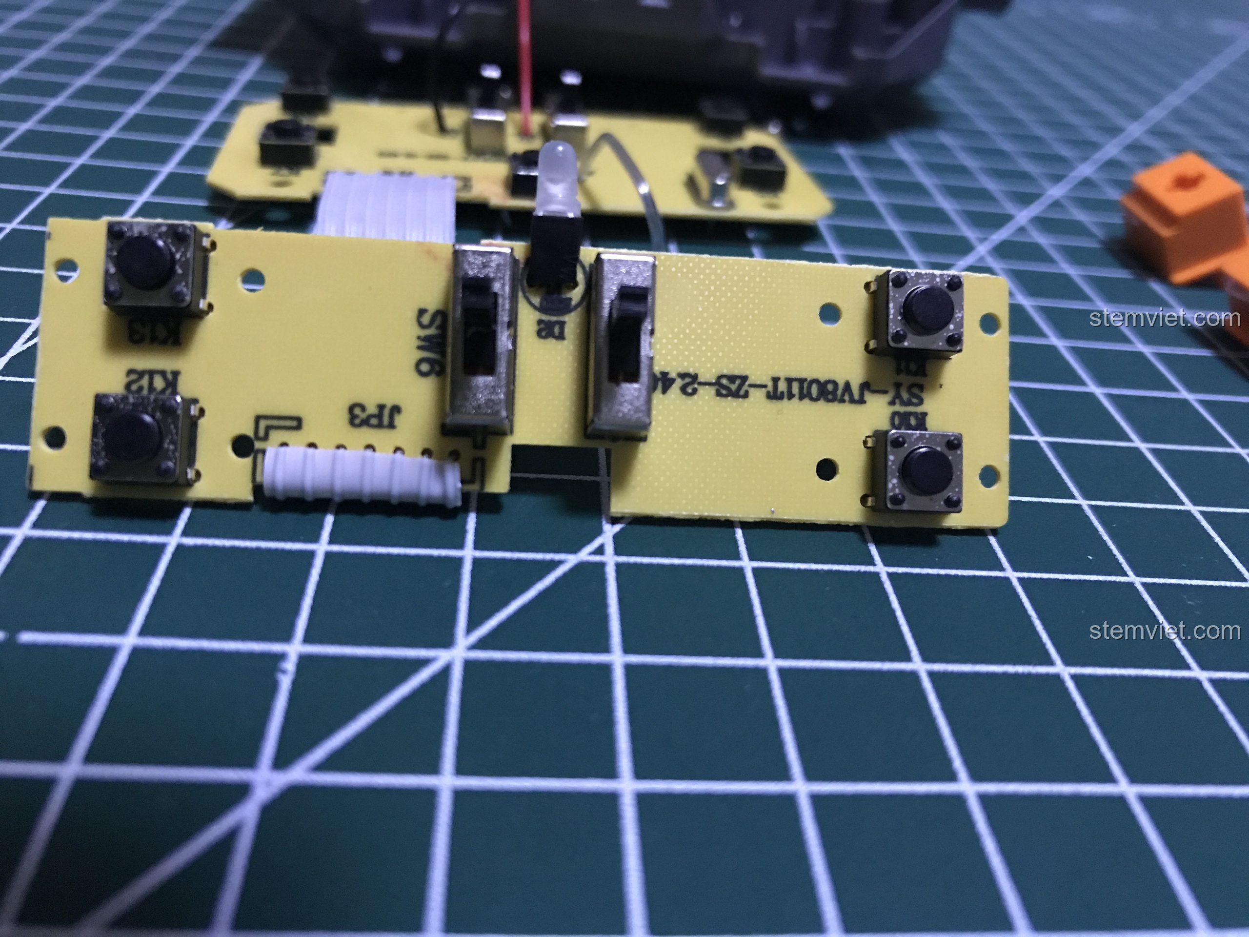 Góc nhìn khác của bo mạch phụ bộ điều khiển Double Eagle, chi tiết hàn và linh kiện.