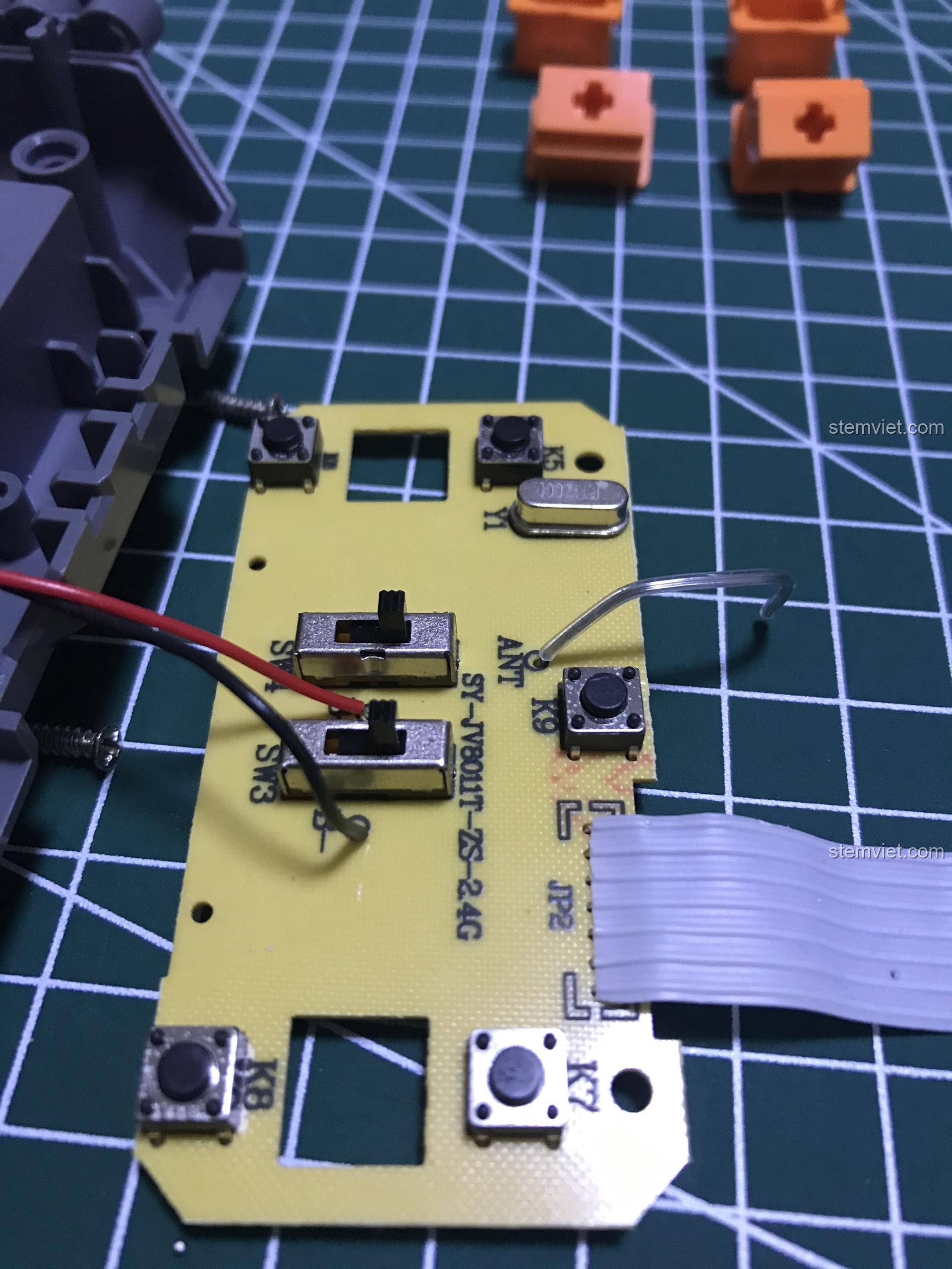 Bo mạch phụ bộ điều khiển Double Eagle từ góc độ khác, với các nút bấm và anten không dây.