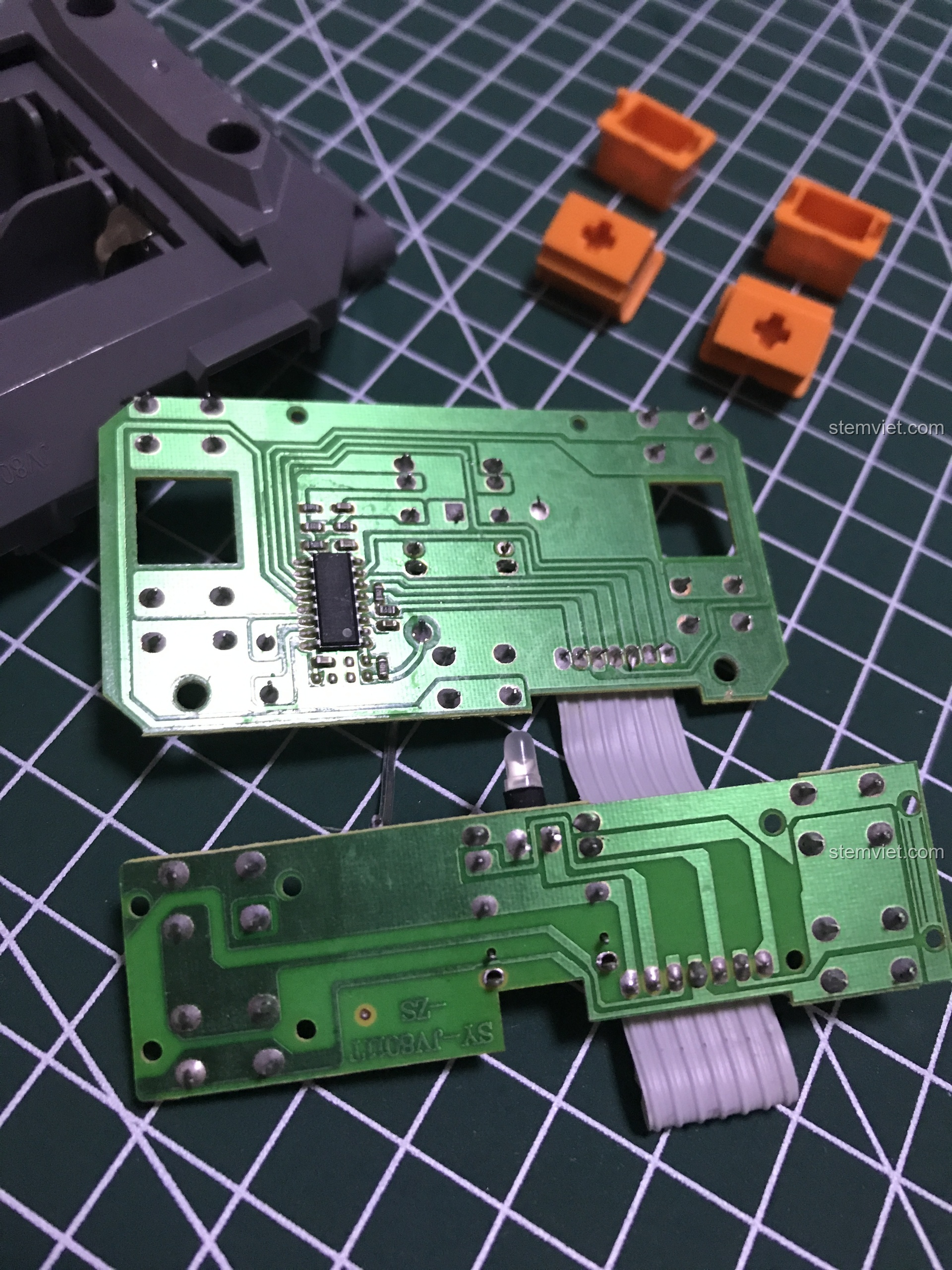 Cận cảnh bo mạch PCB của bộ điều khiển Double Eagle, đánh giá linh kiện điện tử.