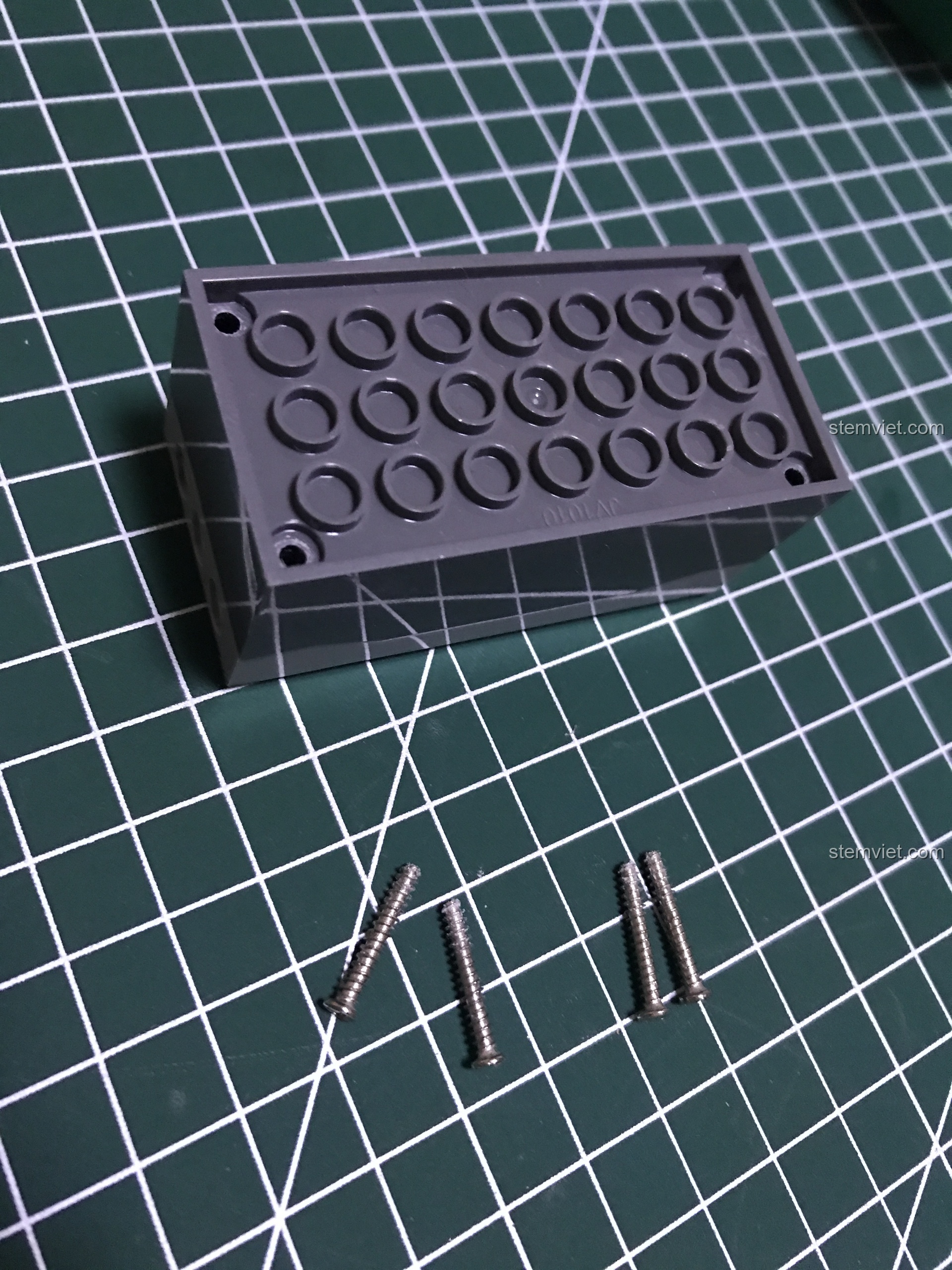 Bo mạch chính và bo mạch phụ bộ điều khiển Double Eagle được kết nối bằng cáp dẹt.