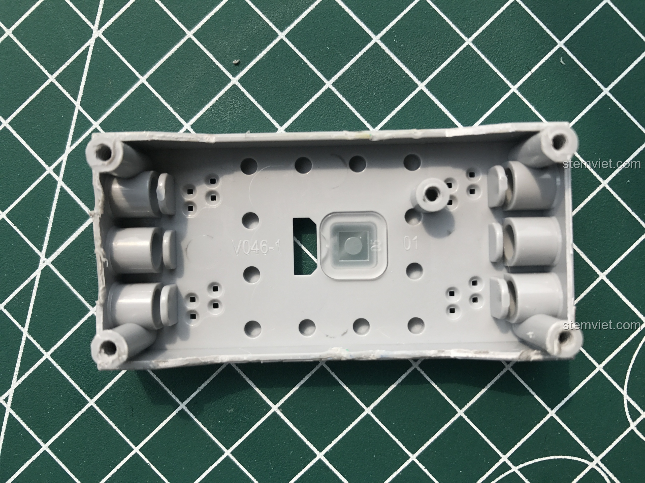 Kiểm tra điện áp hộp pin Double Eagle bằng đồng hồ vạn năng, hiển thị 7.7V.