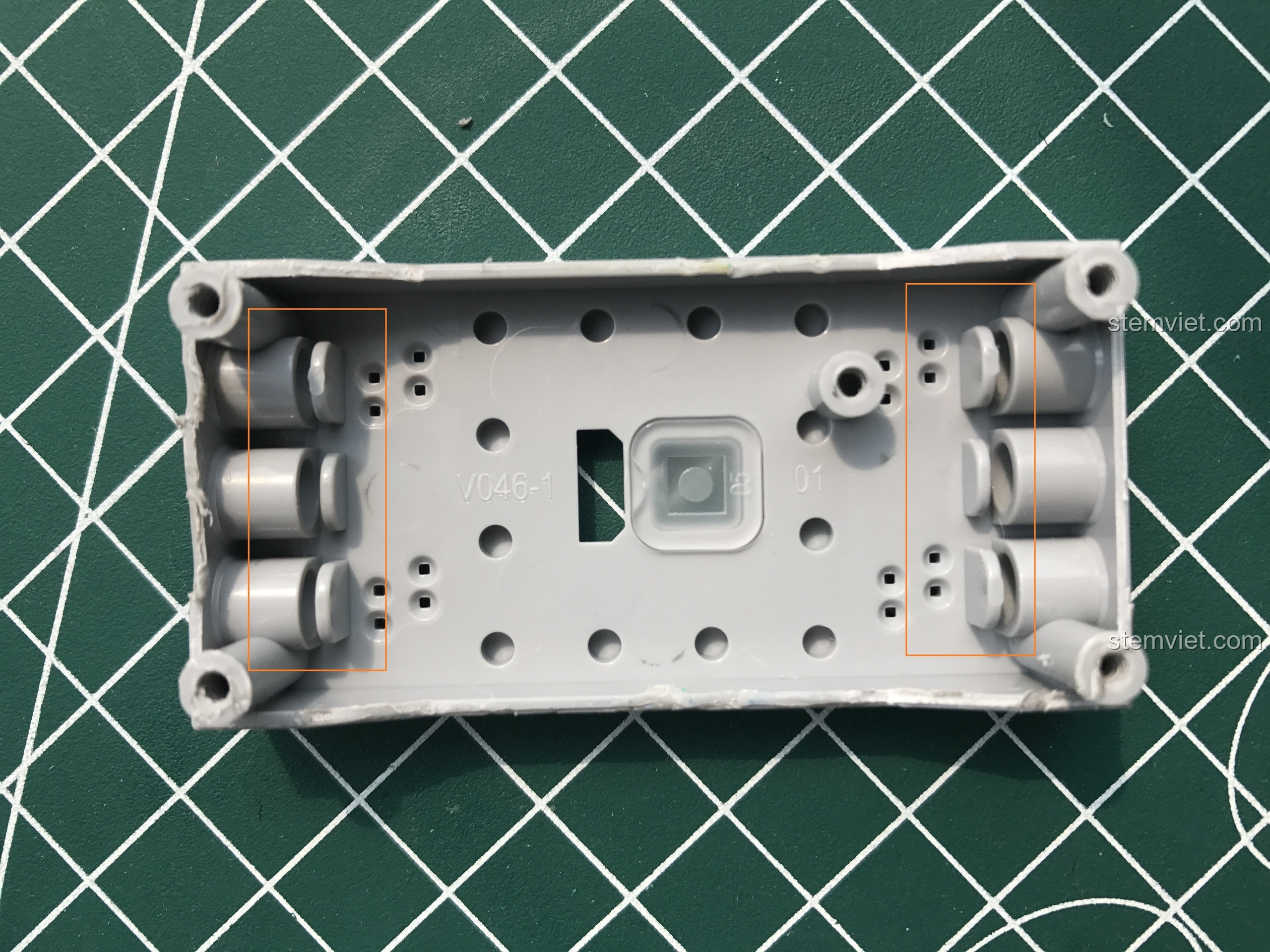 Mặt sau hộp pin Double Eagle với các chân kết nối và vít cố định, pin sạc đồ chơi.