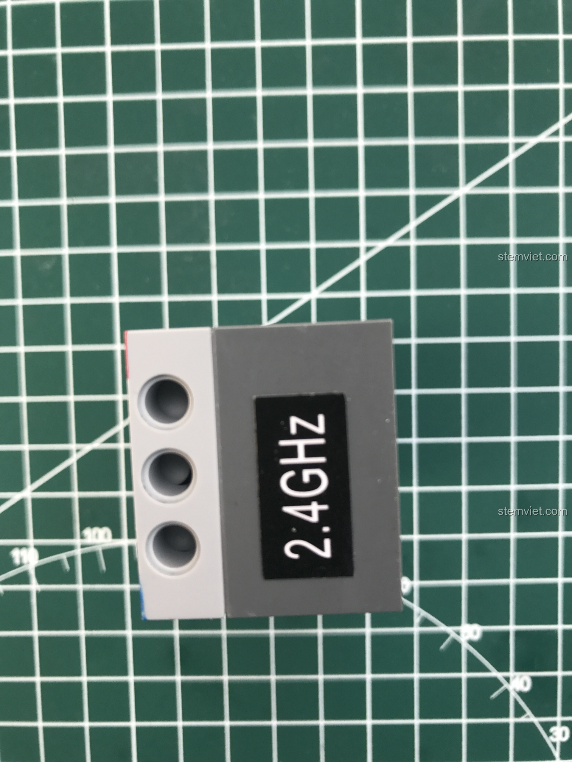 Bên trong vỏ hộp pin Double Eagle, các trụ đỡ và không gian cho linh kiện điện tử.