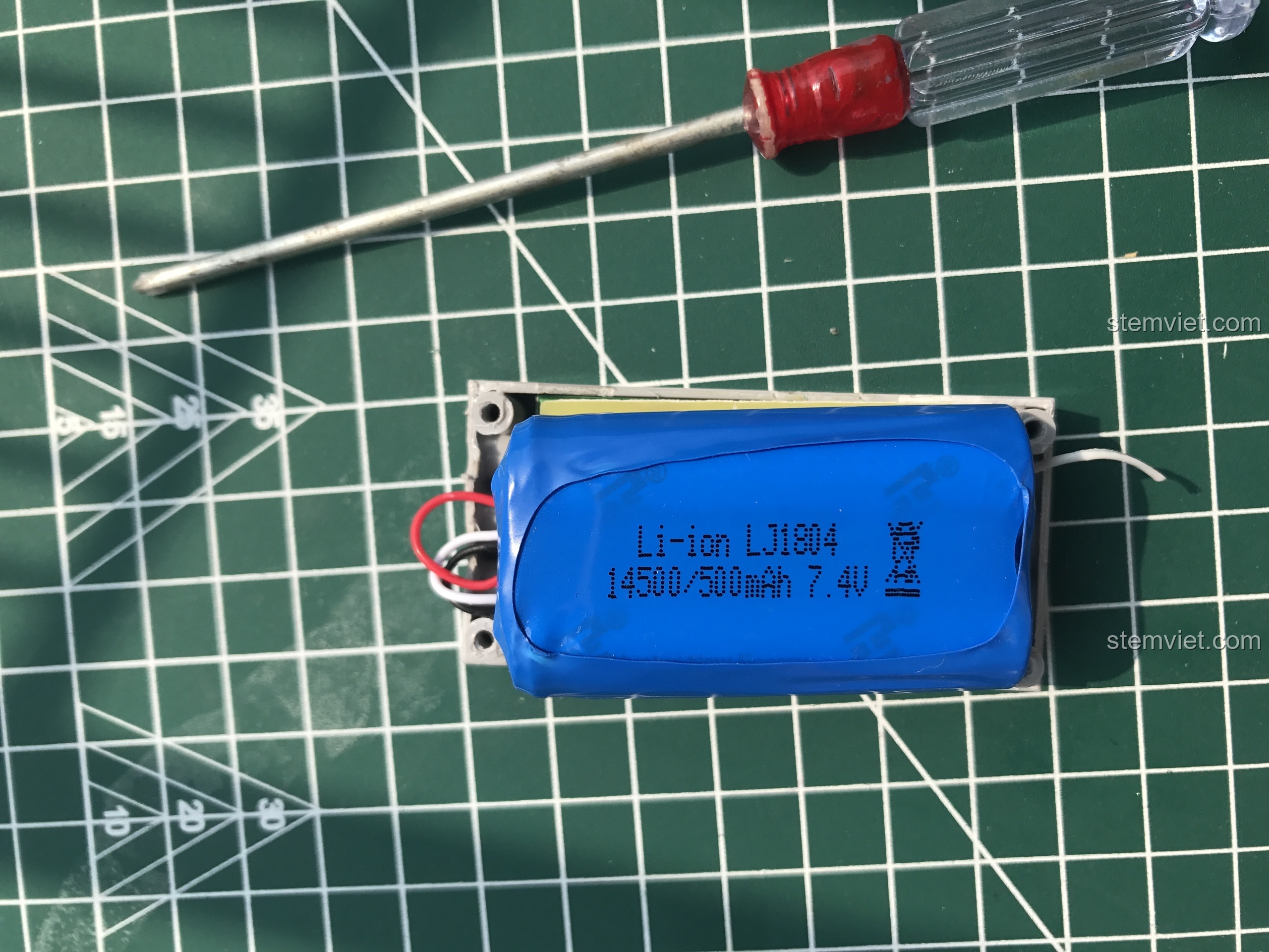 Tấm cách ly màu vàng bên trong hộp pin Double Eagle, ngăn ngừa đoản mạch.