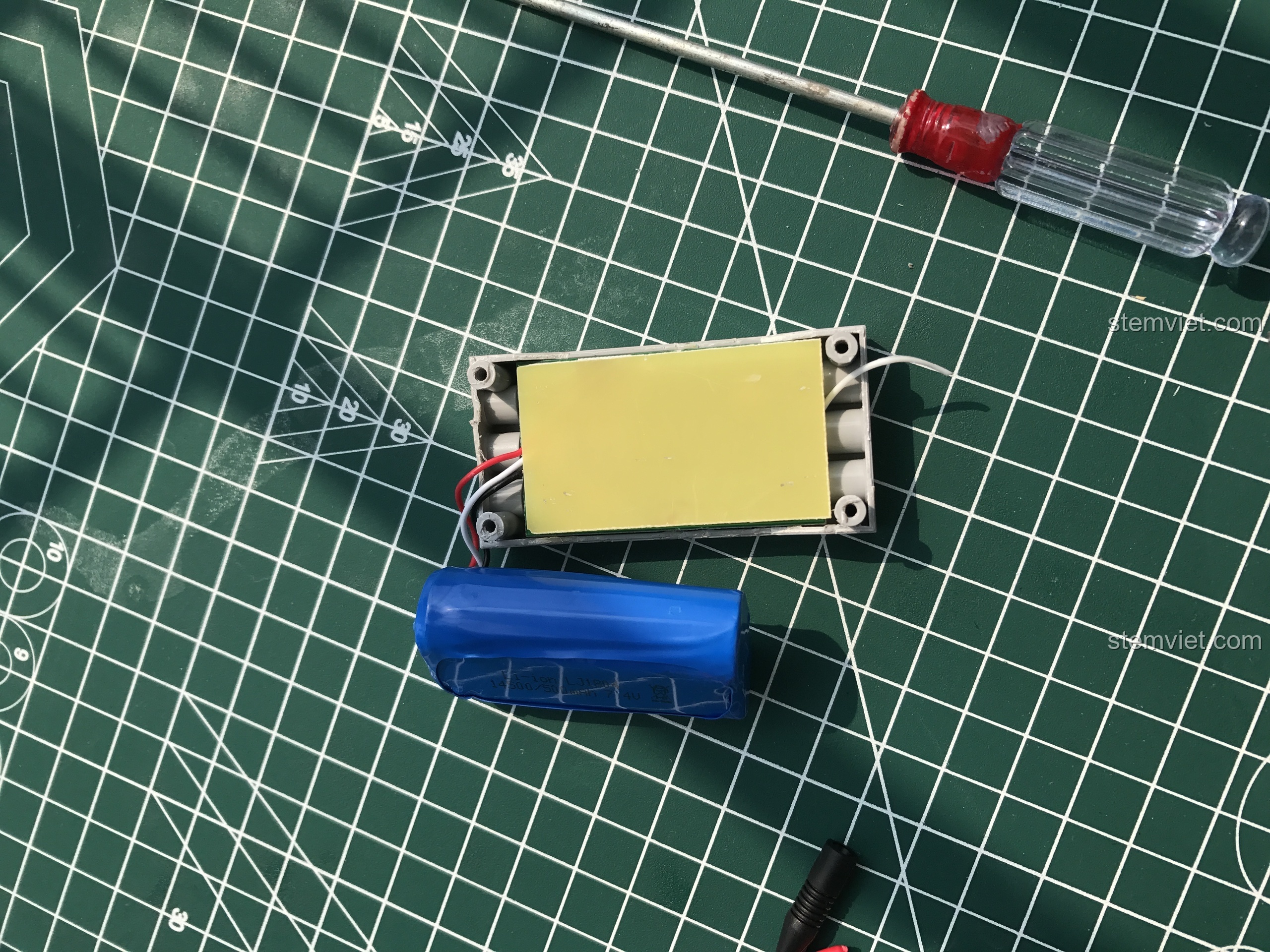 Bo mạch quản lý pin và viên pin Li-ion của Double Eagle được đặt cạnh nhau.