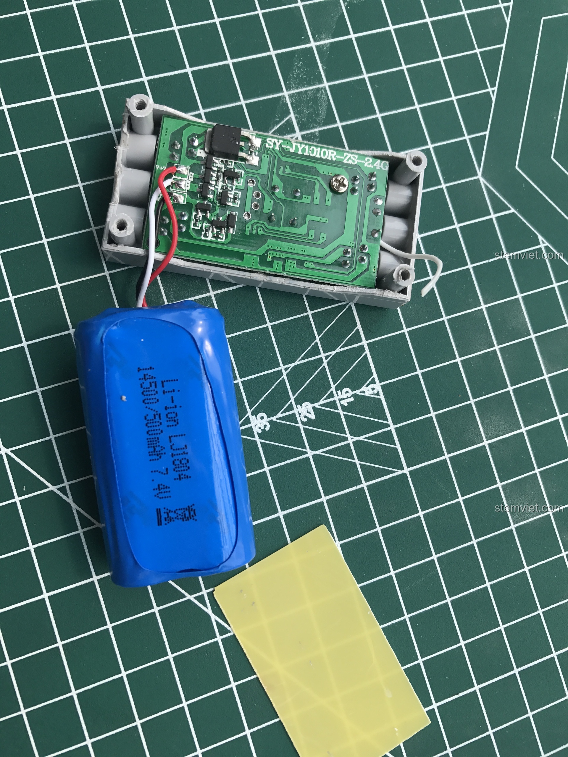 Chi tiết bo mạch quản lý pin Double Eagle, phân tích các chip và linh kiện.