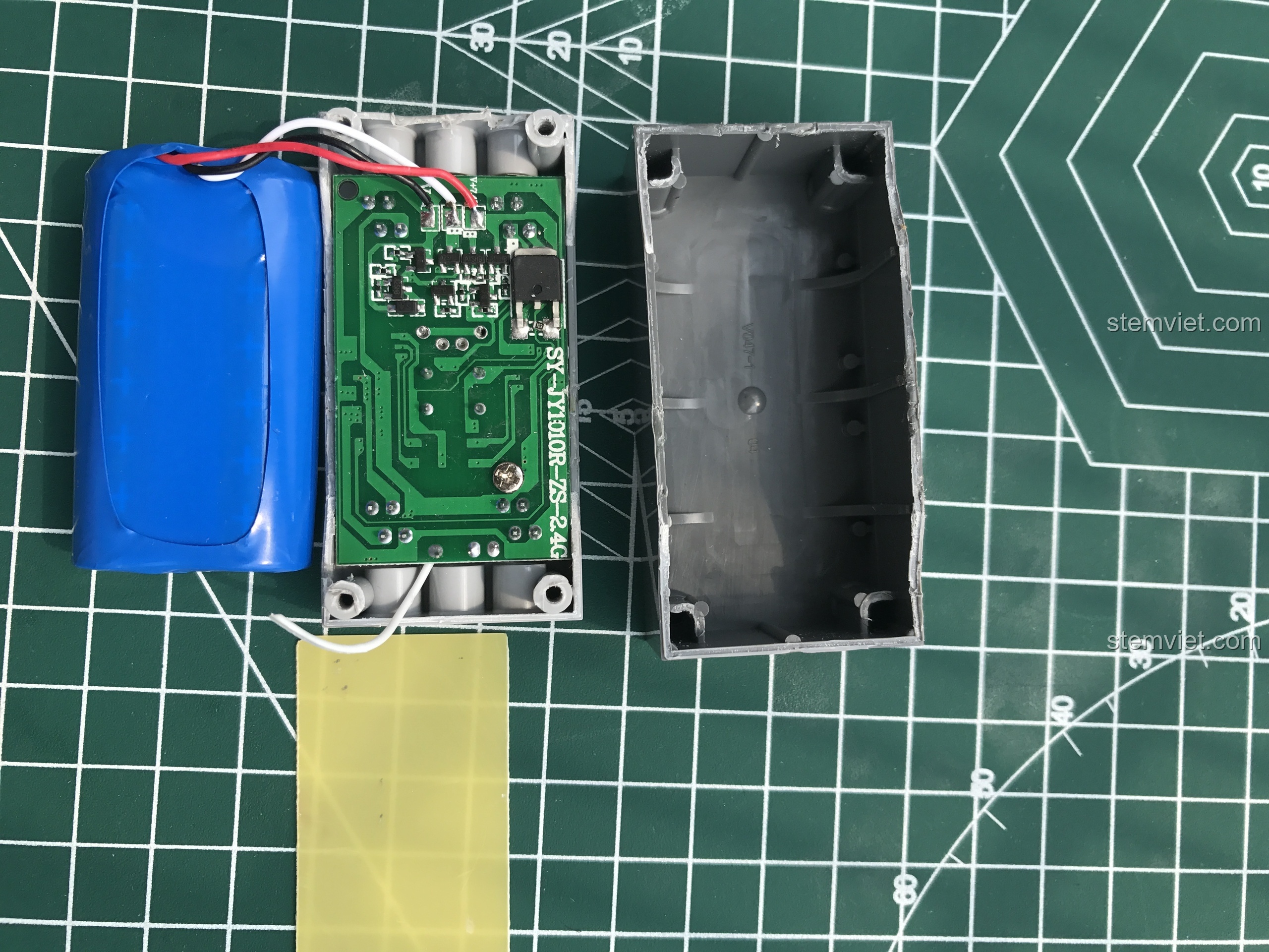 Góc nhìn khác của bo mạch quản lý pin Double Eagle, cho thấy rõ hơn các linh kiện.