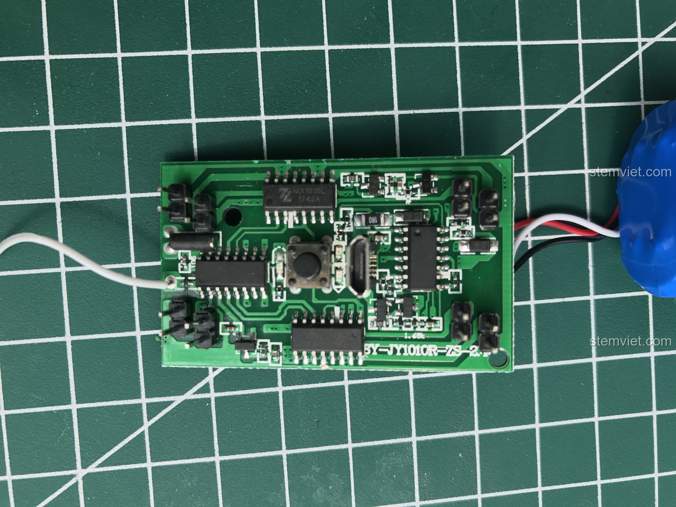 Cận cảnh pin 14500 500mAh bên trong hộp pin Double Eagle, đánh giá dung lượng pin.