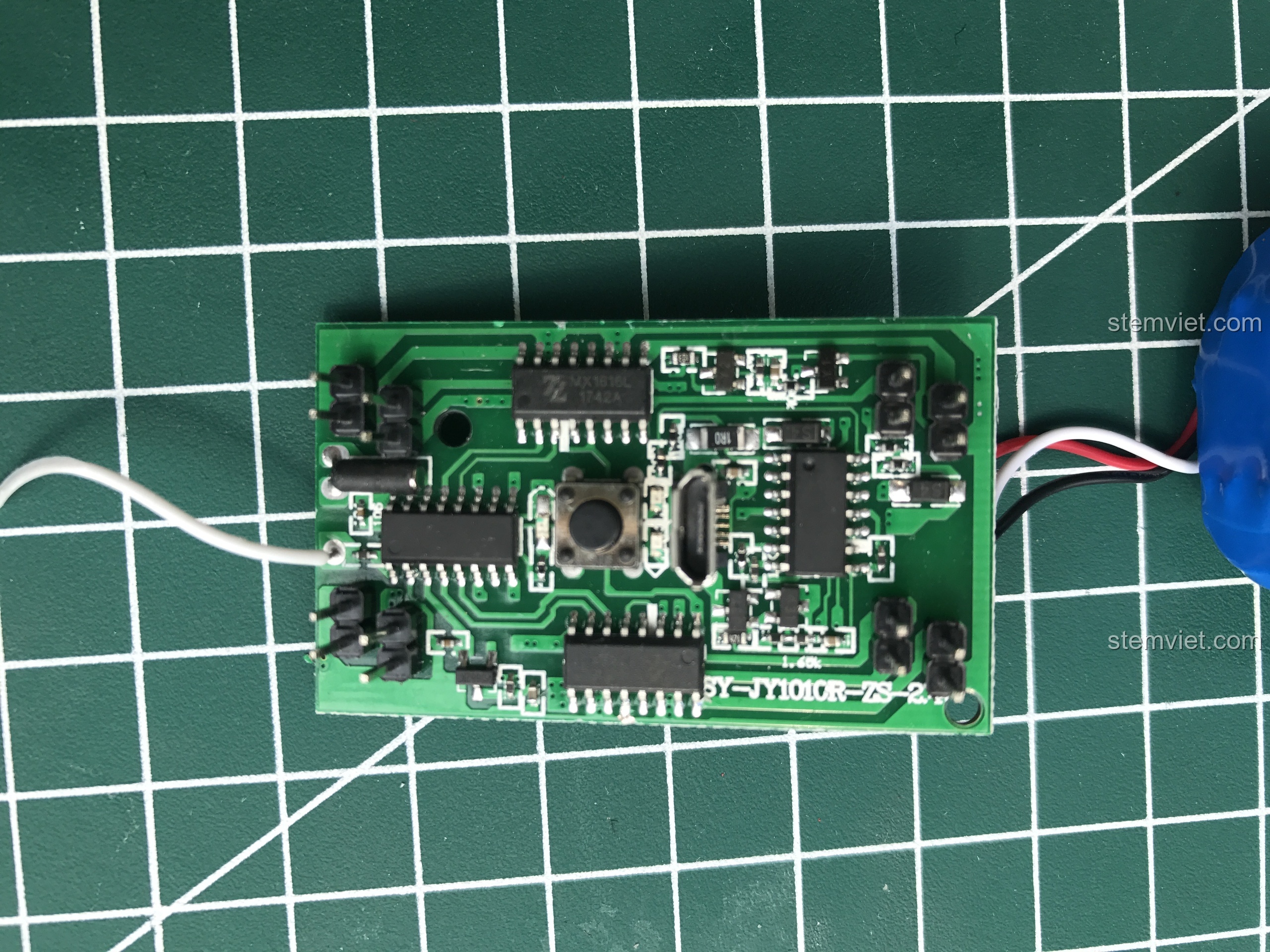 So sánh pin 14500 với pin AA thông thường, kích thước và loại pin.