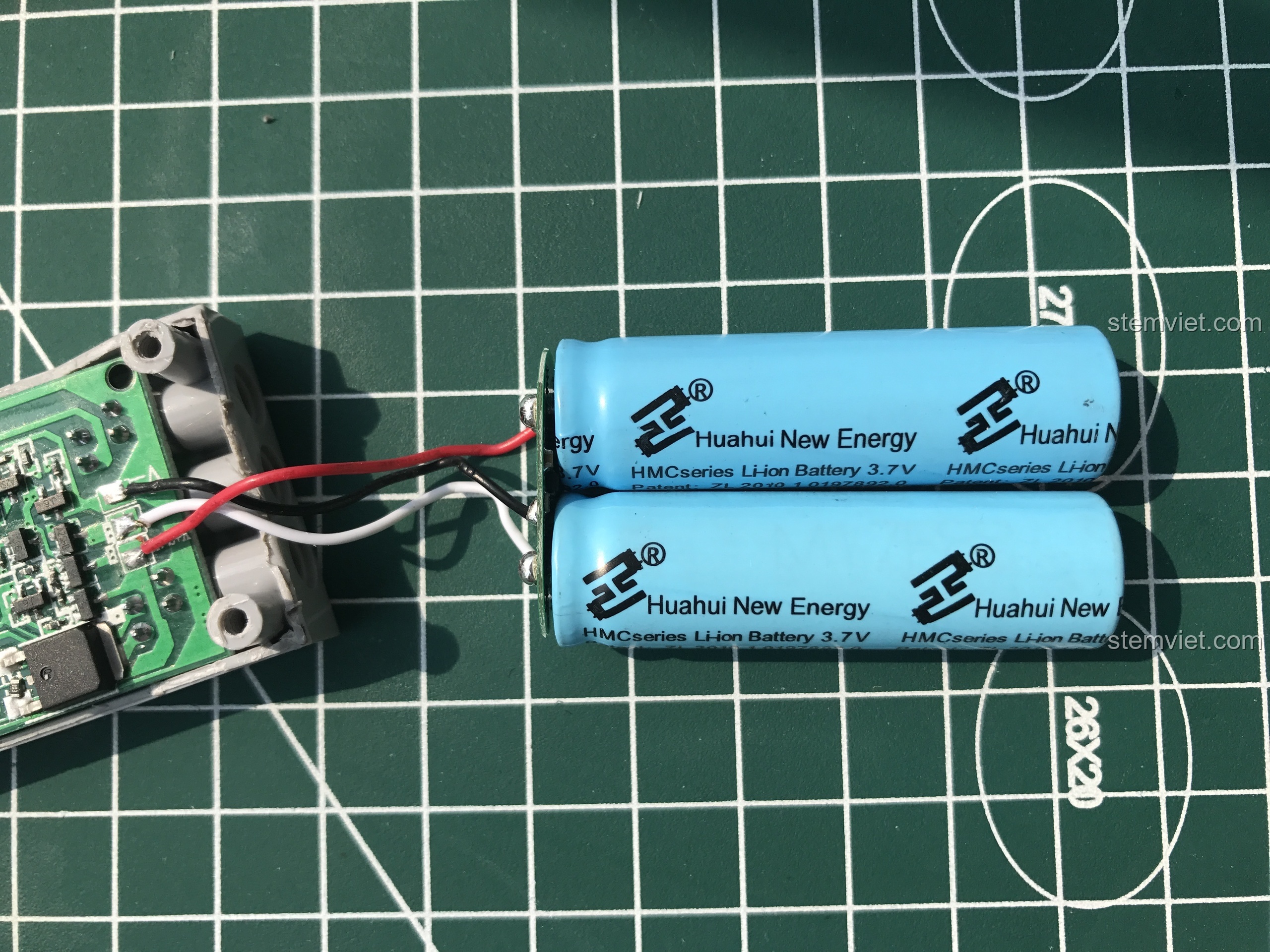 Pin 14500 được đặt trong vỏ hộp pin Double Eagle, cách bố trí gọn gàng.