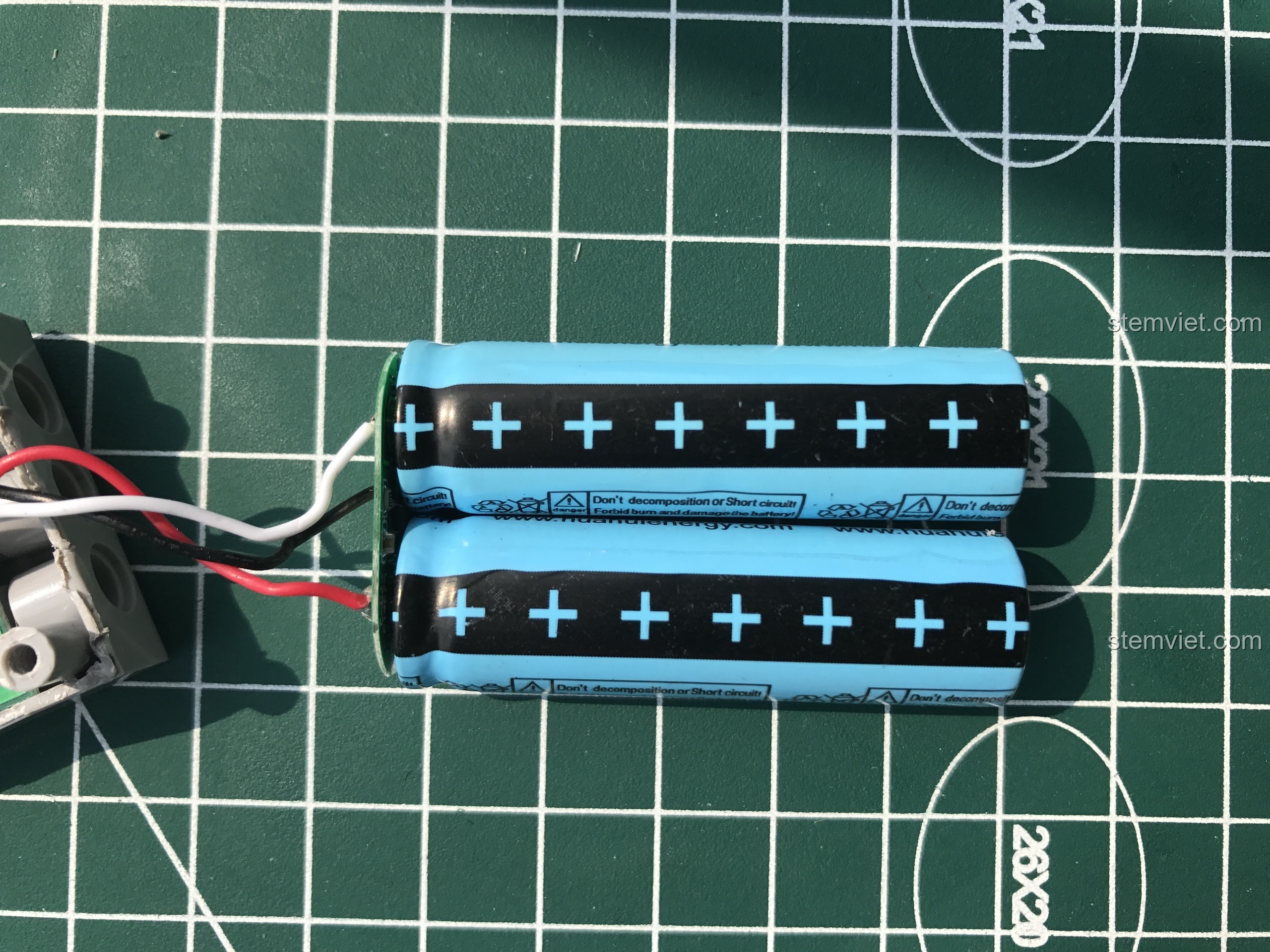 Pin và bo mạch quản lý Double Eagle được kết nối chặt chẽ, tạo thành một khối thống nhất.