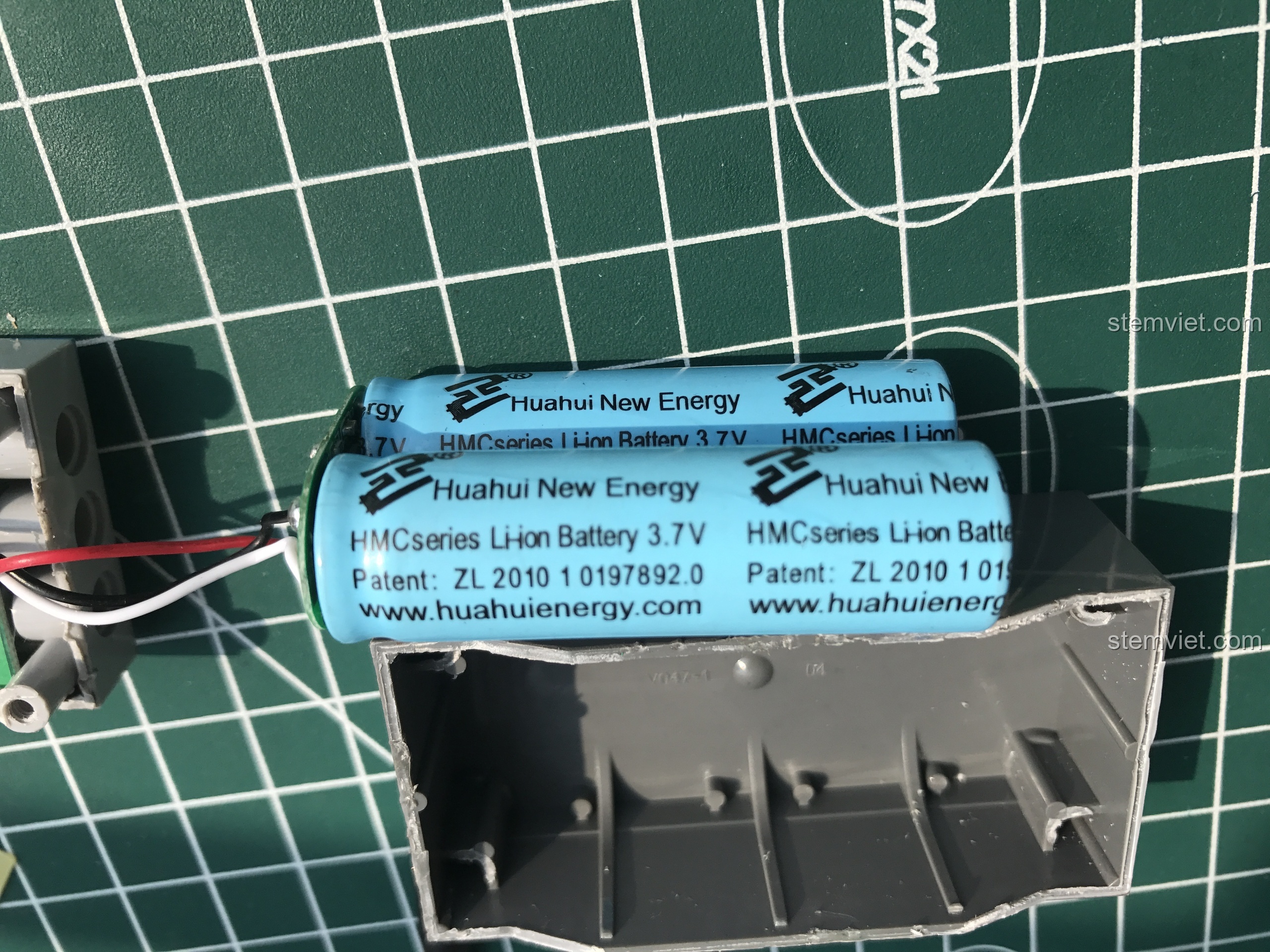 Cận cảnh các mối hàn trên bo mạch quản lý pin Double Eagle, chất lượng gia công.