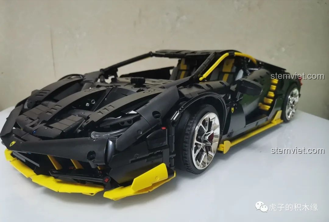 Góc nhìn 3/4 của đồ chơi mô hình Lamborghini Centenario 1:8 Meteor, thể hiện sự tinh xảo trong thiết kế và lắp ráp.