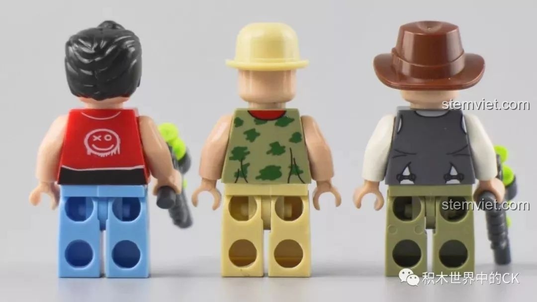 Mặt sau của ba minifigure nhà thám hiểm nam trong bộ lắp ráp Winner 8053 Bộ Lạc Khủng Long Chiến Long Kỷ Jura.
