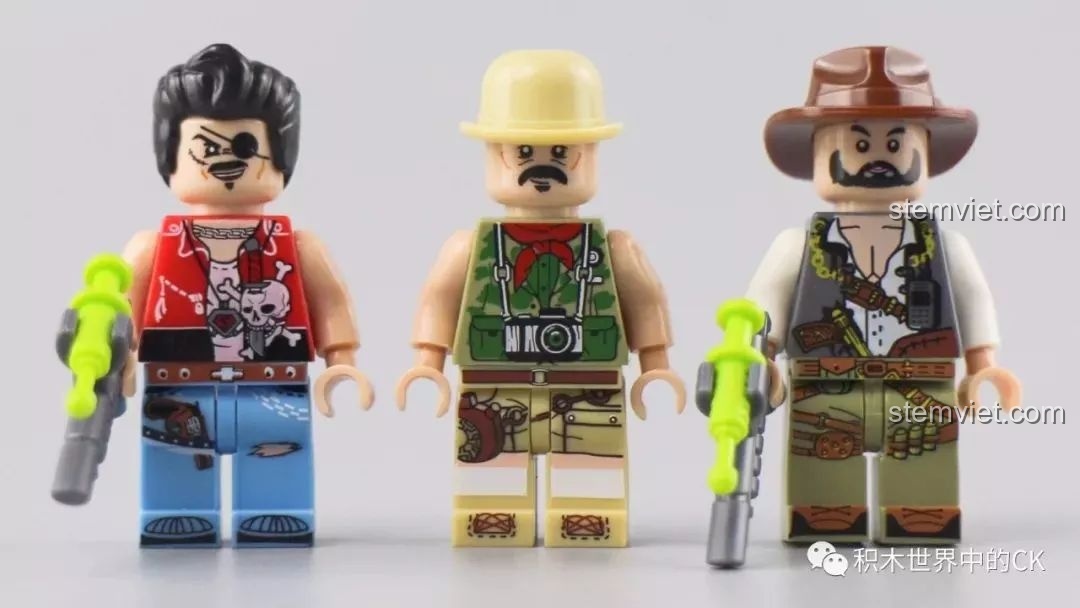 Ba minifigure nhà thám hiểm nam trong bộ lắp ráp Winner 8053 Bộ Lạc Khủng Long Chiến Long Kỷ Jura, với trang phục chi tiết.