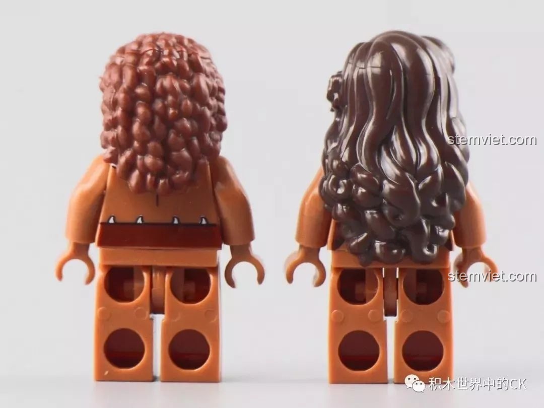 Mặt sau của hai minifigure thổ dân nam và nữ trong bộ lắp ráp Winner 8053 Bộ Lạc Khủng Long Chiến Long Kỷ Jura.