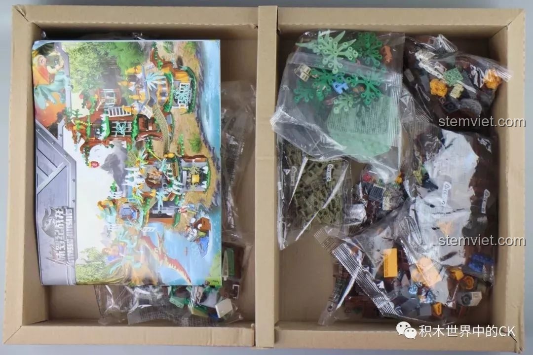 Bên trong hộp đồ chơi lắp ráp Winner 8053 Bộ Lạc Khủng Long Chiến Long Kỷ Jura, bao gồm sách hướng dẫn và các túi mảnh ghép.