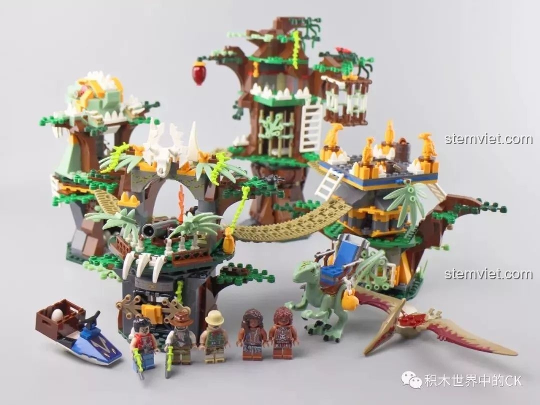 Mô hình bộ lắp ráp Winner 8053 Bộ Lạc Khủng Long Chiến Long Kỷ Jura được trưng bày cùng các nhân vật.