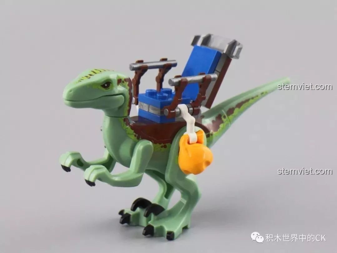 Mô hình khủng long Raptor có yên cưỡi trong bộ lắp ráp Winner 8053 Bộ Lạc Khủng Long Chiến Long Kỷ Jura.