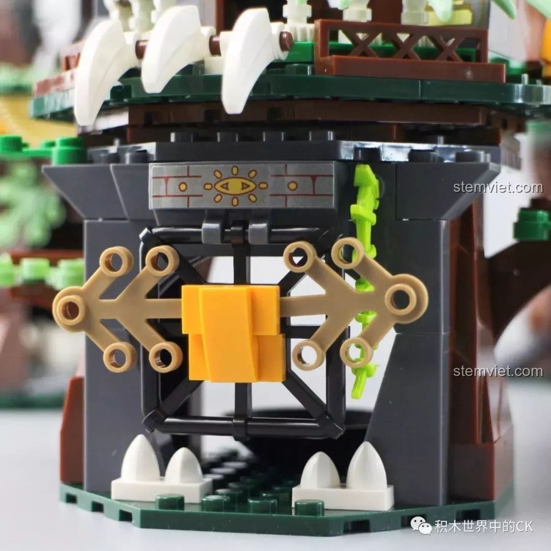 Bên trong tòa tháp đầu tiên của bộ lắp ráp Winner 8053 Bộ Lạc Khủng Long Chiến Long Kỷ Jura, có một chiếc nồi.