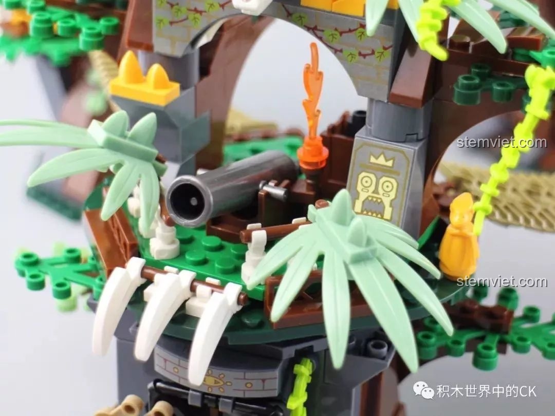 Phần dưới của tòa tháp đầu tiên trong bộ lắp ráp Winner 8053 Bộ Lạc Khủng Long Chiến Long Kỷ Jura, với cơ chế mở cửa.