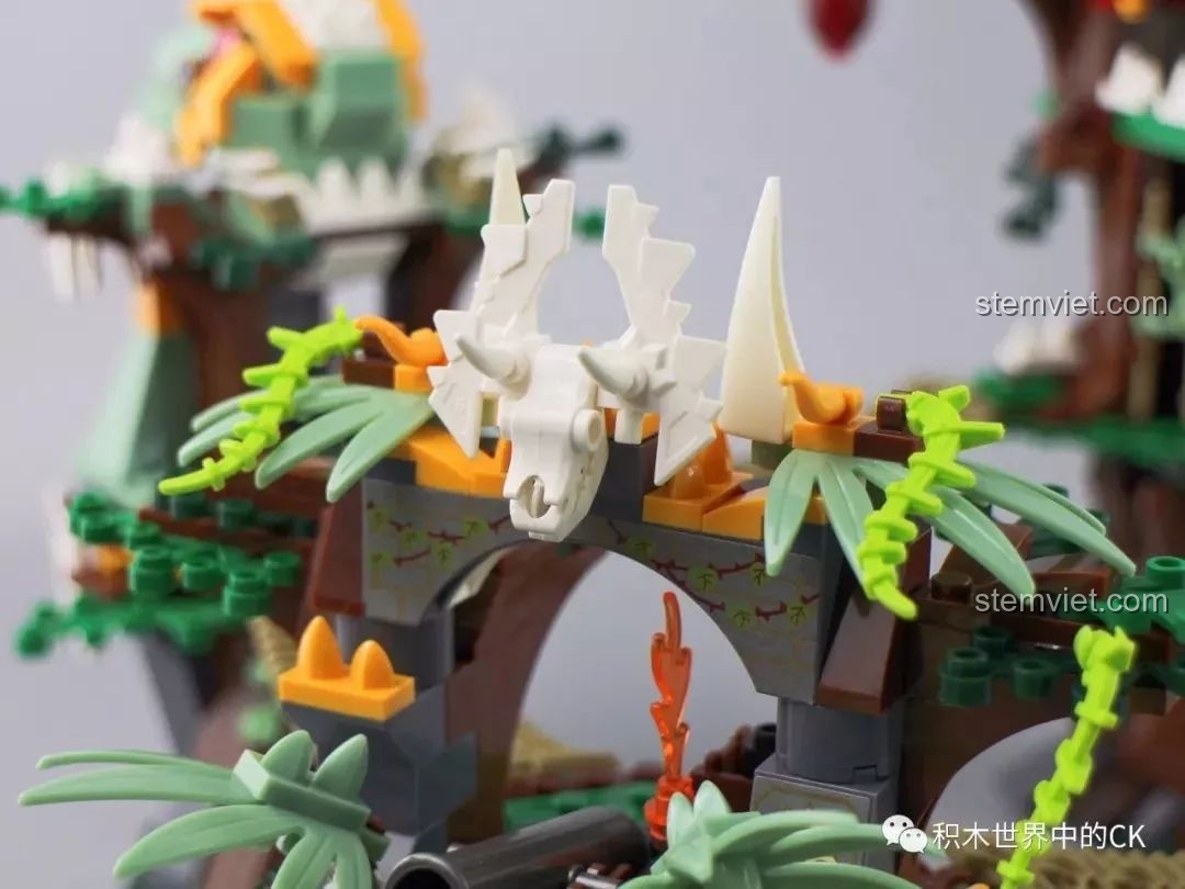 Cận cảnh khẩu đại bác ẩn mình giữa những tán lá trên tòa tháp đầu tiên của bộ lắp ráp Winner 8053 Bộ Lạc Khủng Long.