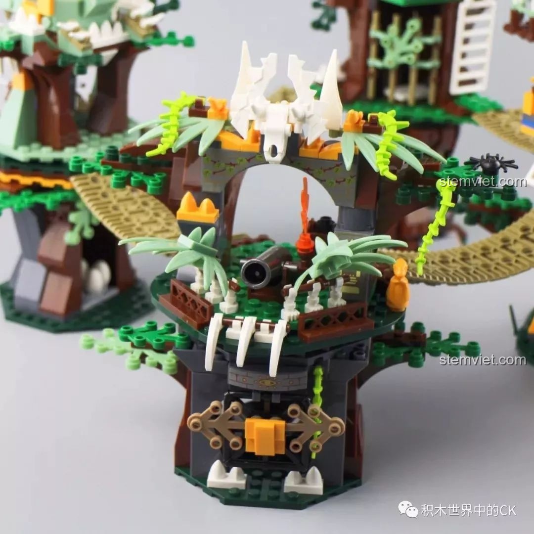 Cận cảnh cổng hình đầu lâu khủng long trên tòa tháp đầu tiên của bộ lắp ráp Winner 8053 Bộ Lạc Khủng Long.