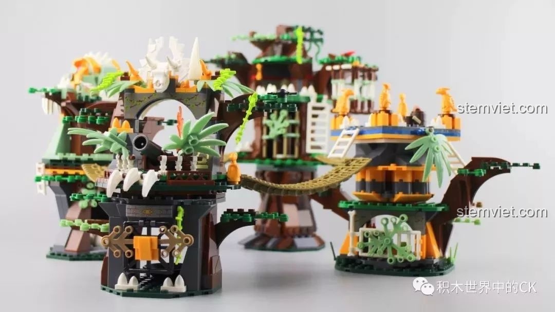 Tòa tháp đầu tiên của bộ lắp ráp Winner 8053 Bộ Lạc Khủng Long Chiến Long Kỷ Jura, có cổng hình đầu lâu và đại bác.