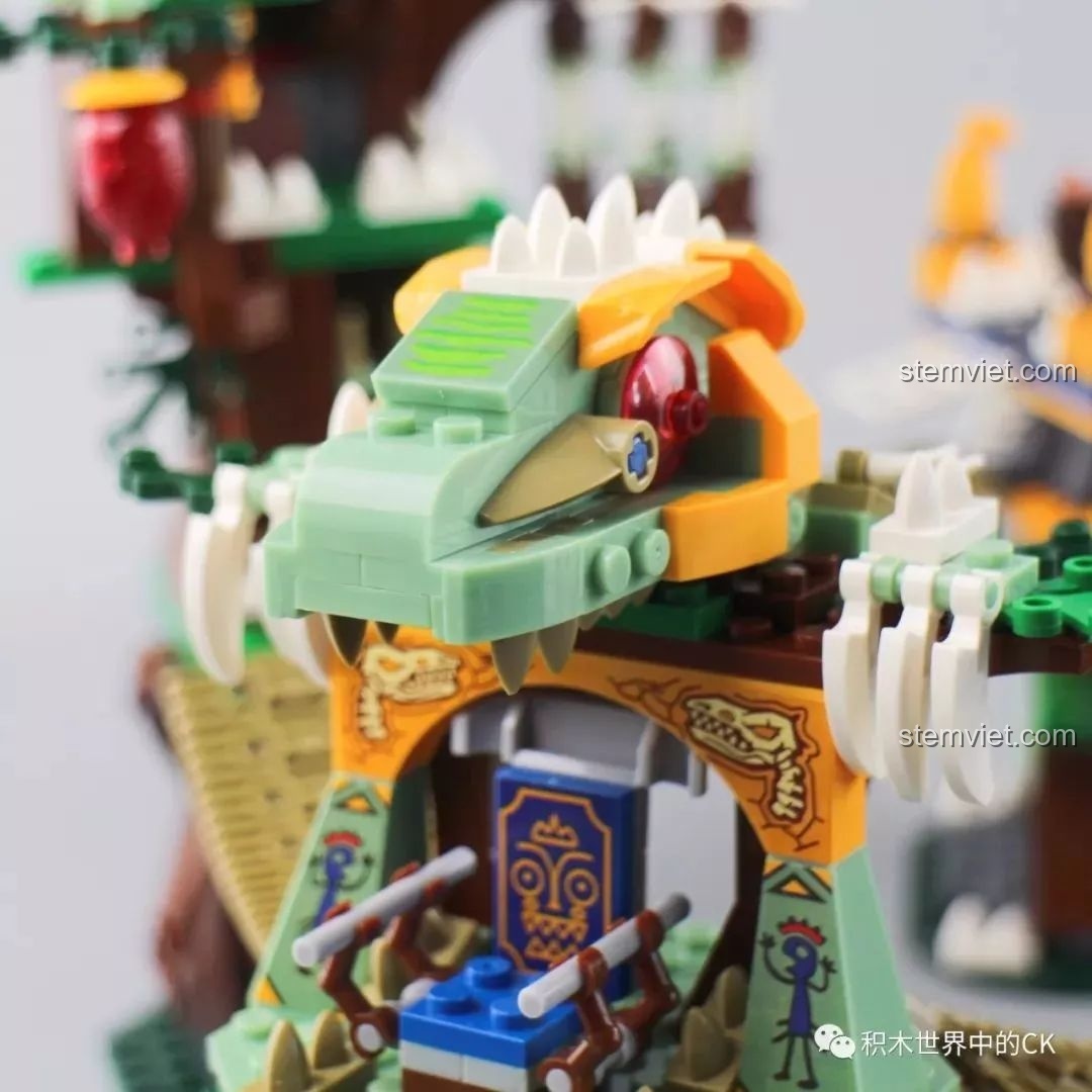 Bên trong tòa tháp thứ hai của bộ lắp ráp Winner 8053 Bộ Lạc Khủng Long Chiến Long Kỷ Jura, có tấm bảng bí ẩn.