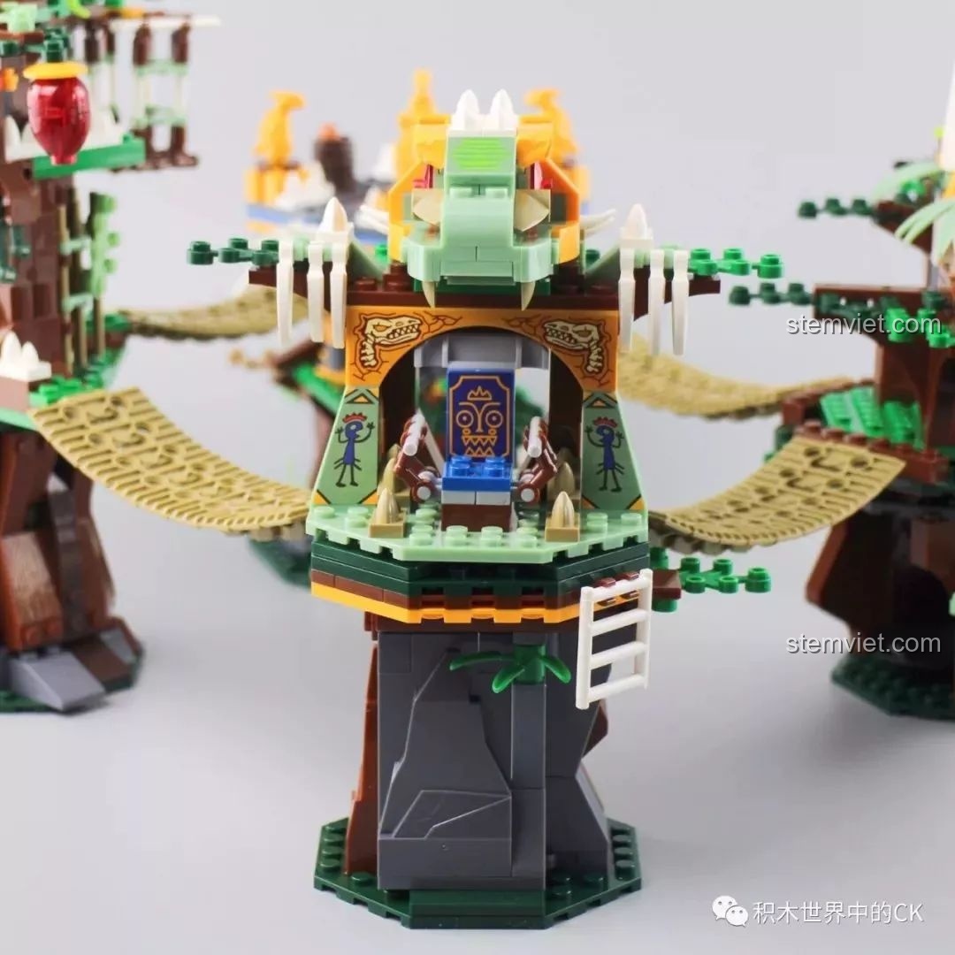 Cận cảnh phần đỉnh tháp hình đầu rồng trên tòa tháp thứ hai của bộ lắp ráp Winner 8053 Bộ Lạc Khủng Long.