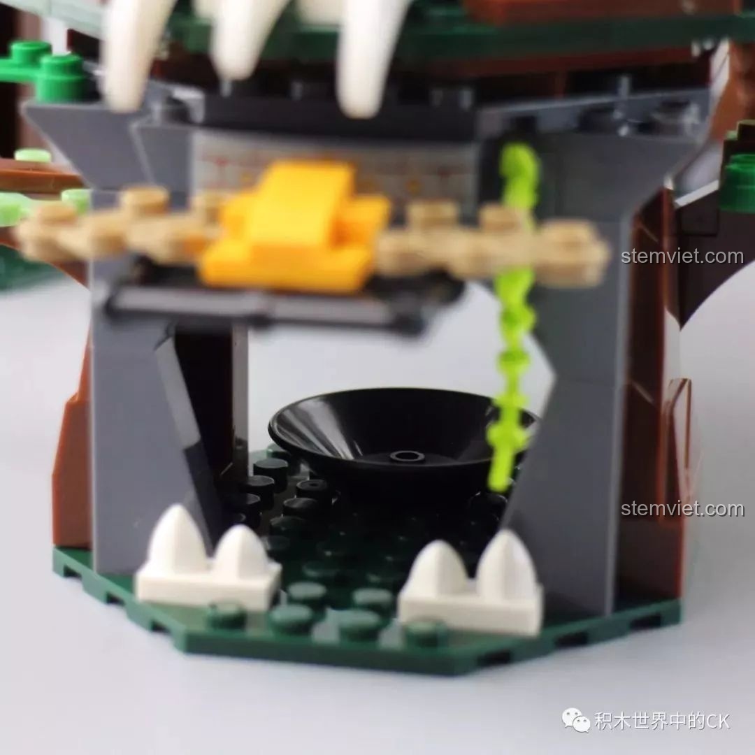 Tòa tháp thứ hai của bộ lắp ráp Winner 8053 Bộ Lạc Khủng Long Chiến Long Kỷ Jura, với thiết kế đầu rồng.