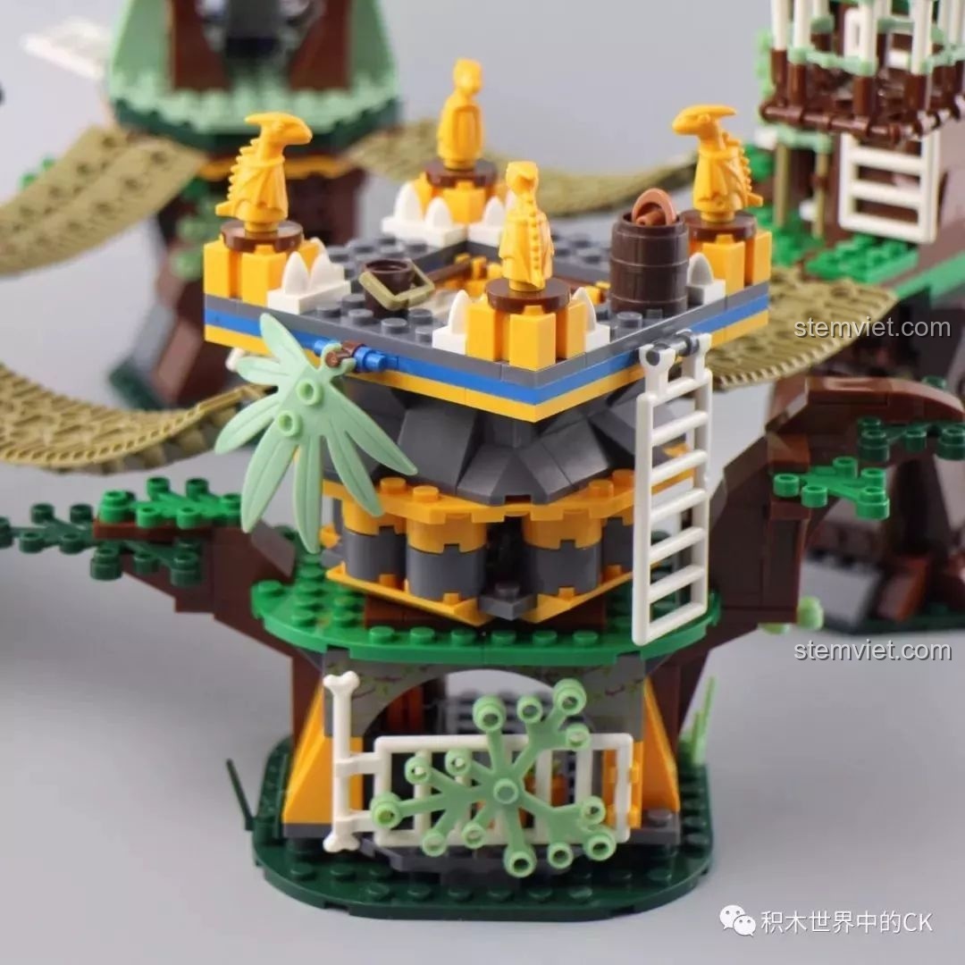 Bên trong tòa tháp thứ tư của bộ lắp ráp Winner 8053 Bộ Lạc Khủng Long Chiến Long Kỷ Jura, có các bình đựng lương thực.