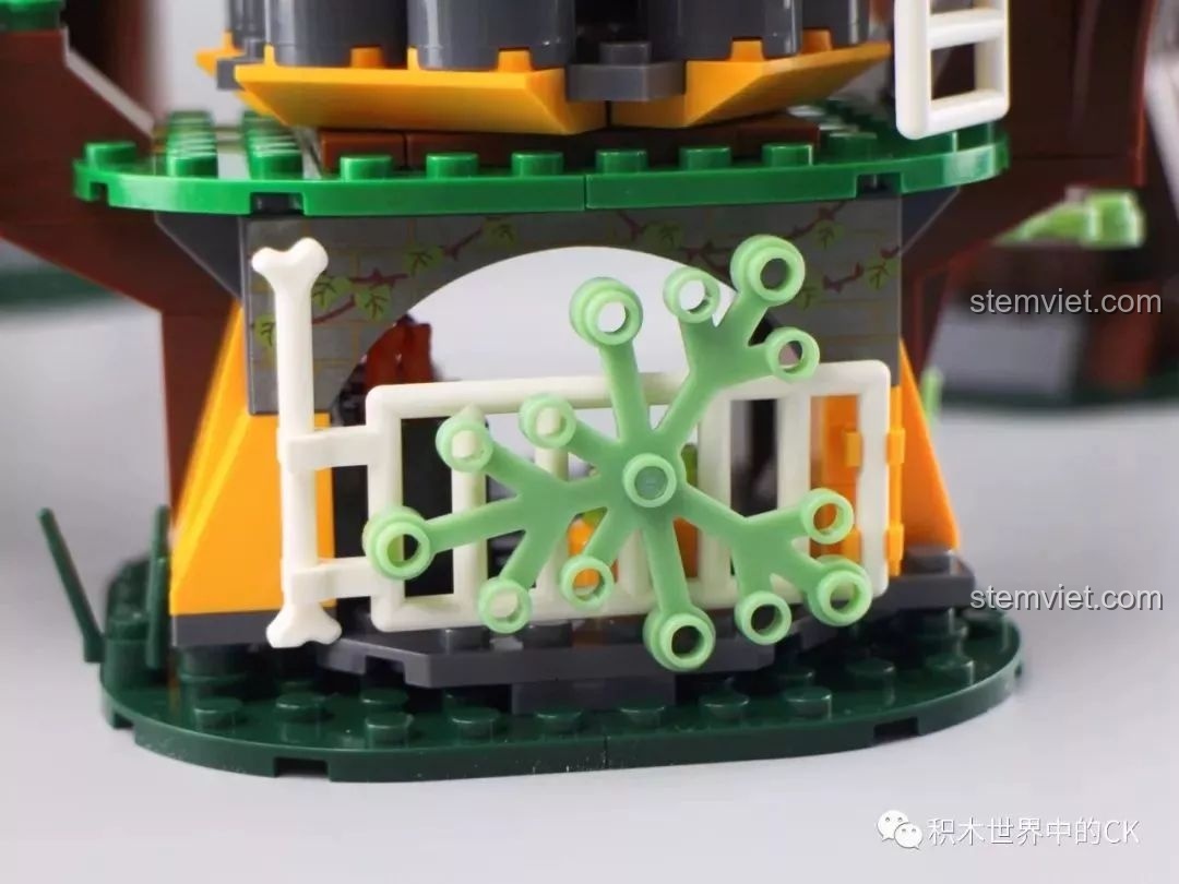 Cận cảnh bích họa trên tường của tòa tháp cao nhất trong bộ lắp ráp Winner 8053 Bộ Lạc Khủng Long.