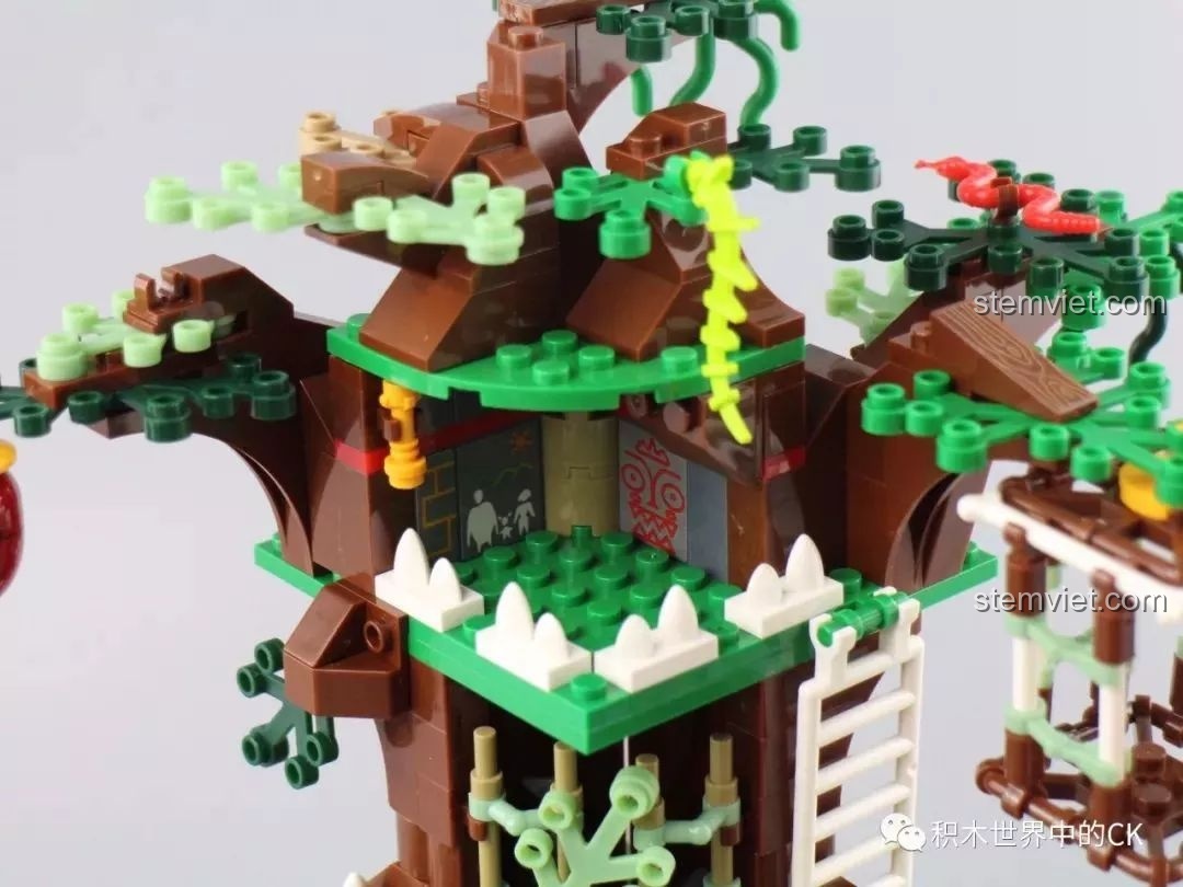 Phần dưới của tòa tháp cao nhất trong bộ lắp ráp Winner 8053 Bộ Lạc Khủng Long Chiến Long Kỷ Jura, với các thanh chắn.