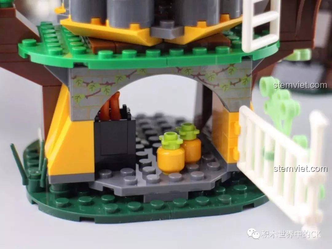 Chiếc lồng treo bên ngoài tòa tháp cao nhất của bộ lắp ráp Winner 8053 Bộ Lạc Khủng Long Chiến Long Kỷ Jura.