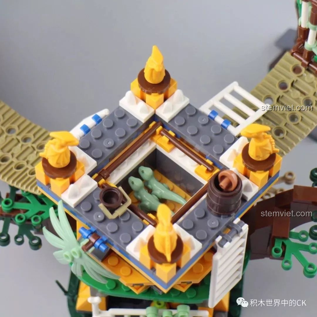 Tòa tháp cao nhất của bộ lắp ráp Winner 8053 Bộ Lạc Khủng Long Chiến Long Kỷ Jura, với bích họa và lồng treo.