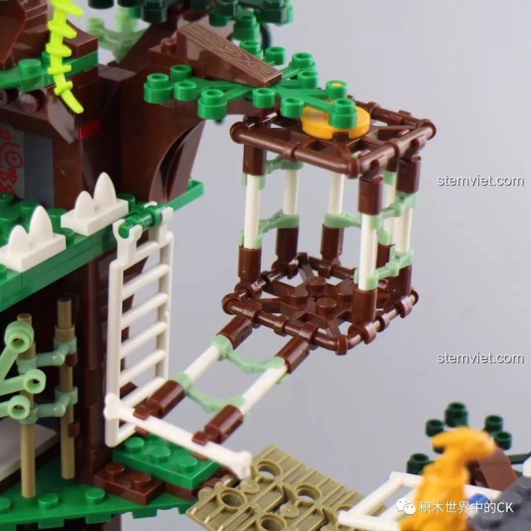 Phần đế của tòa tháp trong bộ lắp ráp Winner 8053 Bộ Lạc Khủng Long Chiến Long Kỷ Jura, với chi tiết vân gỗ và đá.