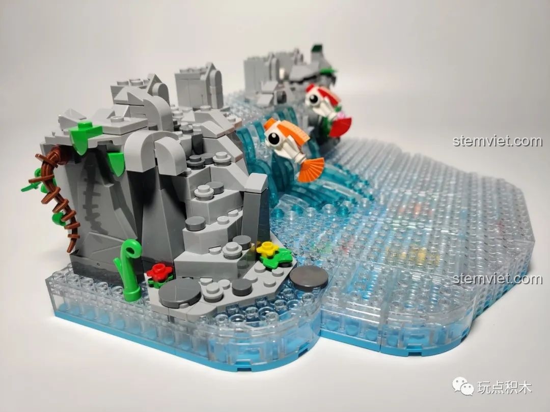 Hai chú cá nhỏ đang bơi ngược dòng thác trong bộ Cá Chép Hóa Rồng Pantasy 18001, thể hiện sự nỗ lực.