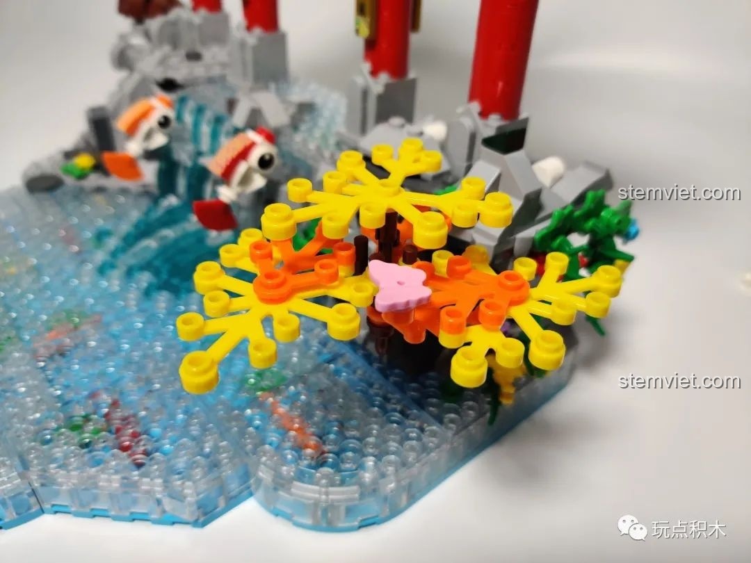 Cảnh quan tổng thể của bộ Cá Chép Hóa Rồng Pantasy 18001 sau khi thêm cây tùng và hoa cỏ.