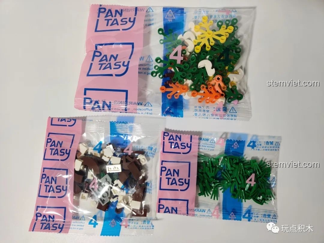 Cây tùng cổ thụ được lắp ráp trong bộ Cá Chép Hóa Rồng Pantasy 18001, với tán lá xanh mướt.